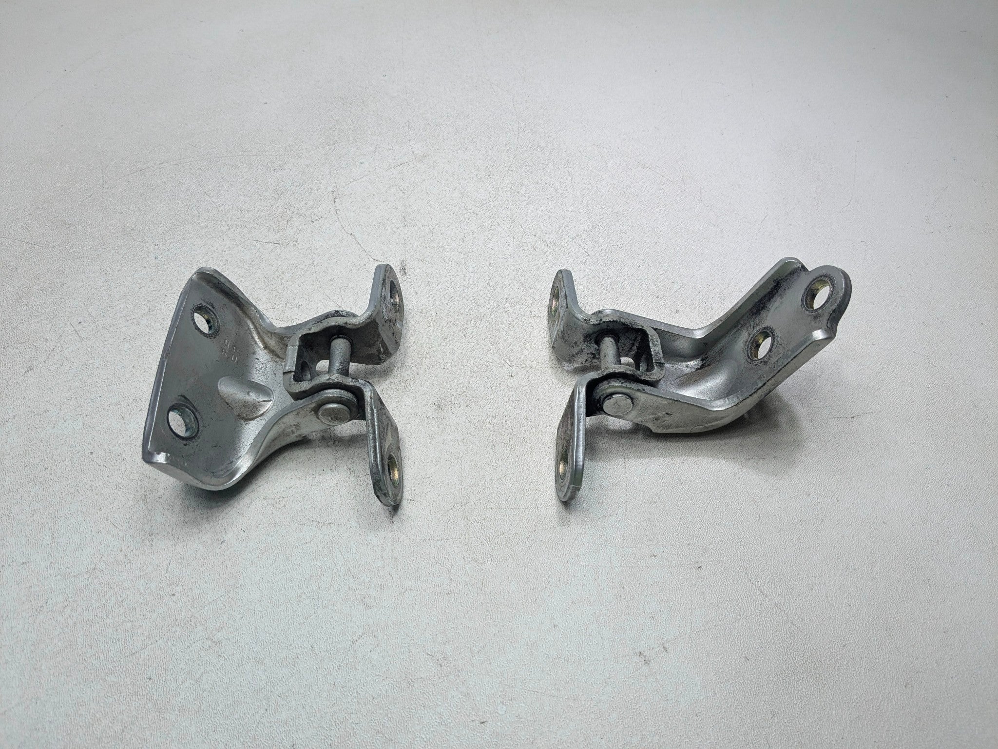 2012 - 2014 HYUNDAI AZERA OEM DOOR HINGE SET UPPER AND LOWER REAR RIGHT SIDE