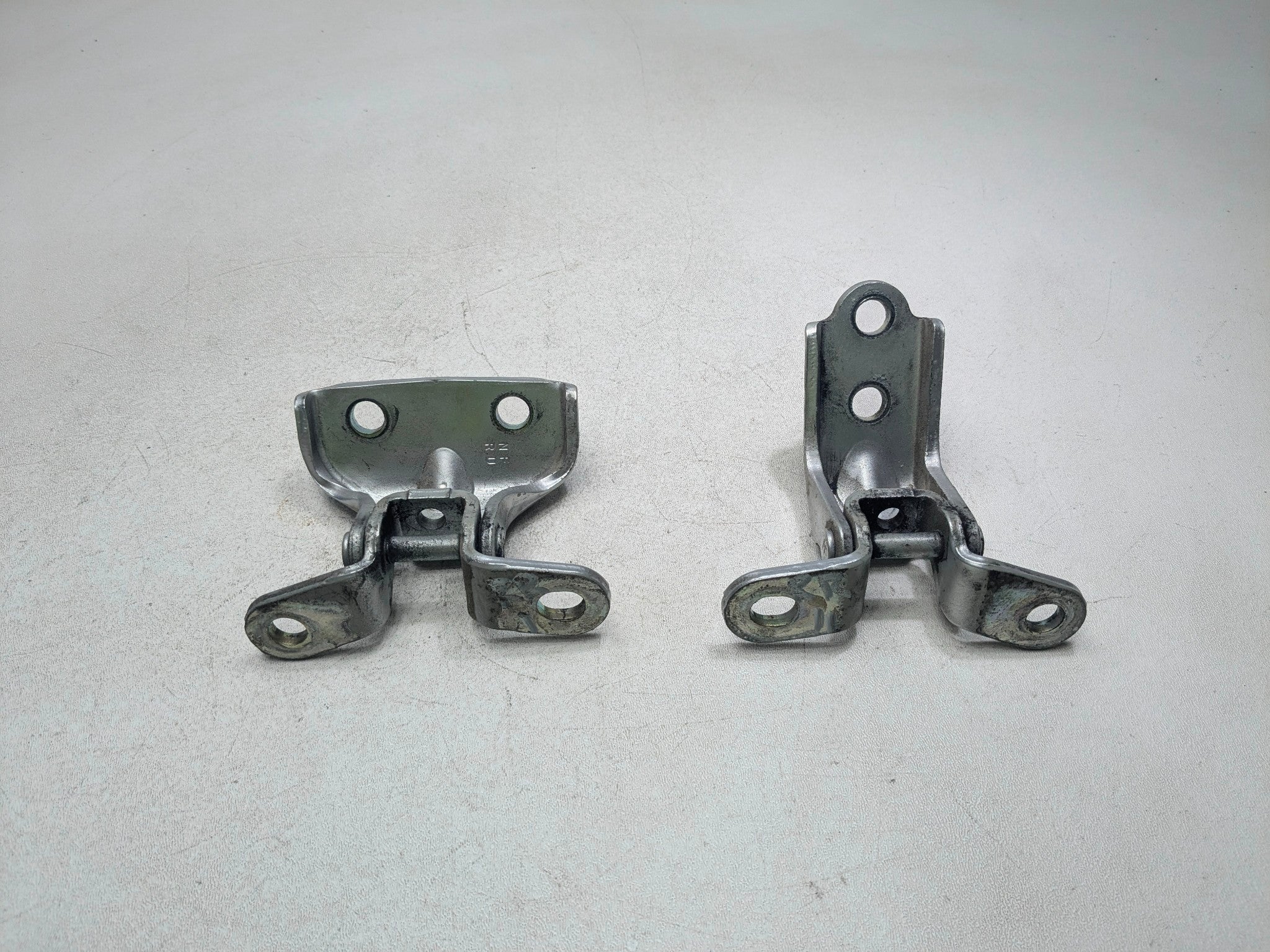 2012 - 2014 HYUNDAI AZERA OEM DOOR HINGE SET UPPER AND LOWER REAR RIGHT SIDE