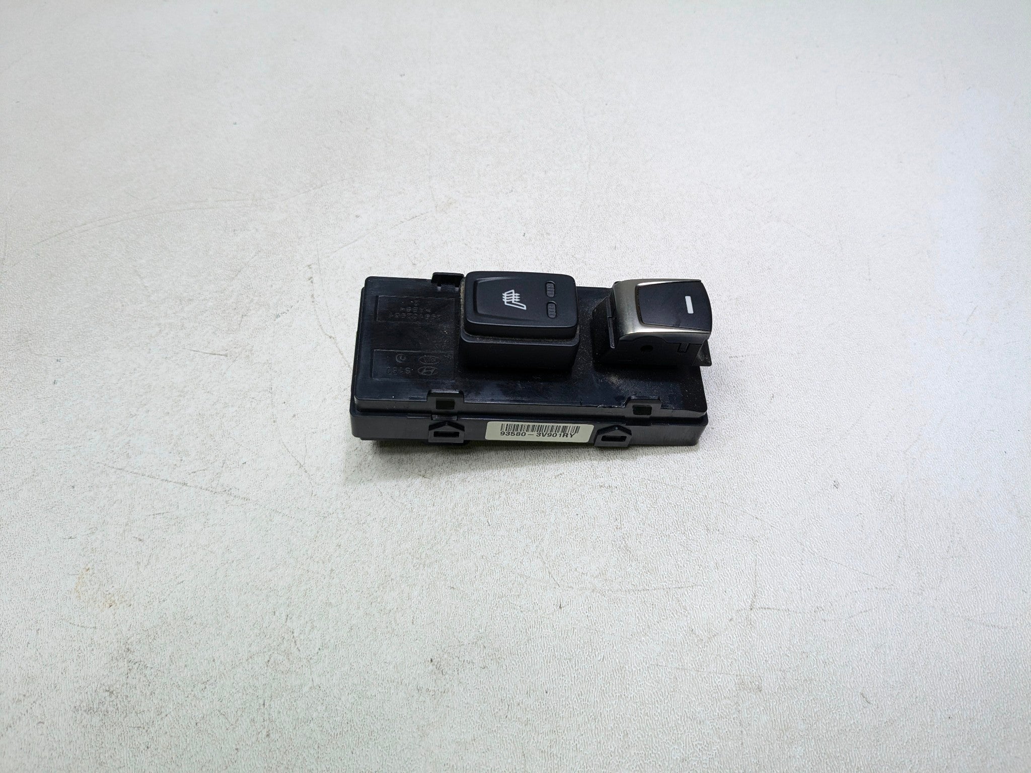 2012 - 2014 HYUNDAI AZERA OEM DOOR CONTROL SWITCH REAR RIGHT PASSENGER SIDE