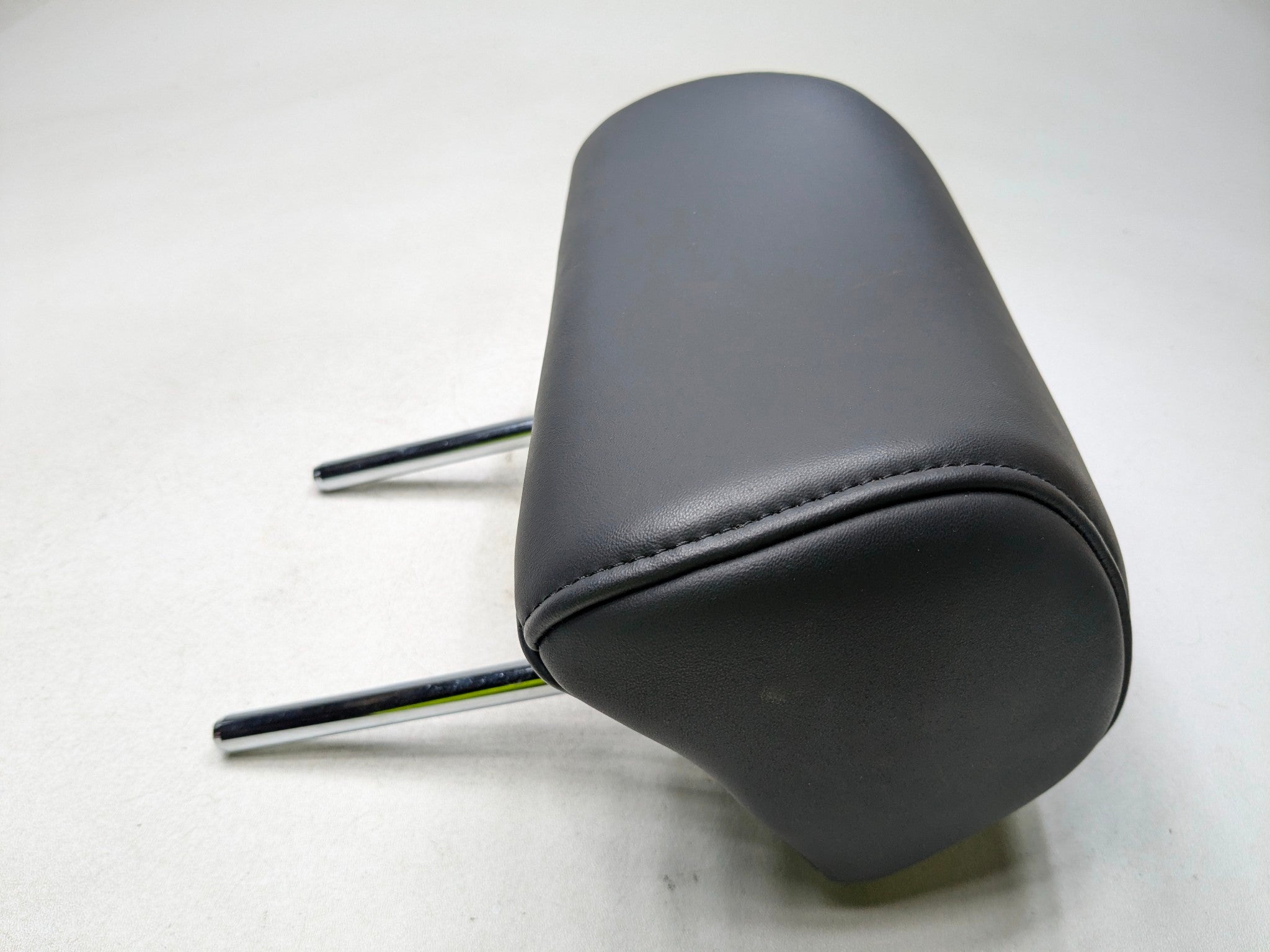 2012 - 2014 HYUNDAI AZERA OEM HEADREST SEAT REAR RIGHT SIDE LEATHER BLACK