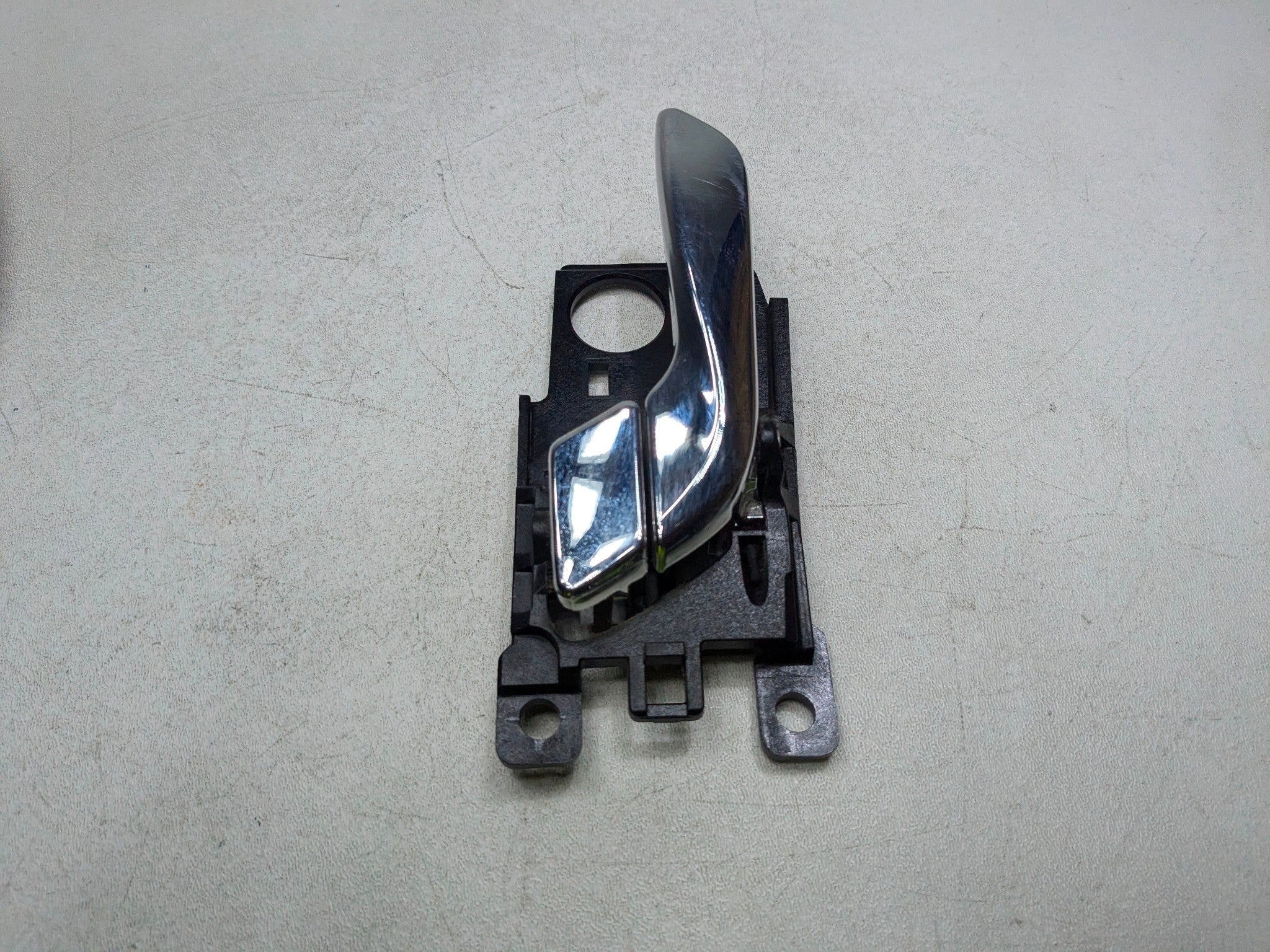 2012 - 2014 HYUNDAI AZERA OEM INTERIOR DOOR HANDLE FRONT LEFT DRIVER SIDE