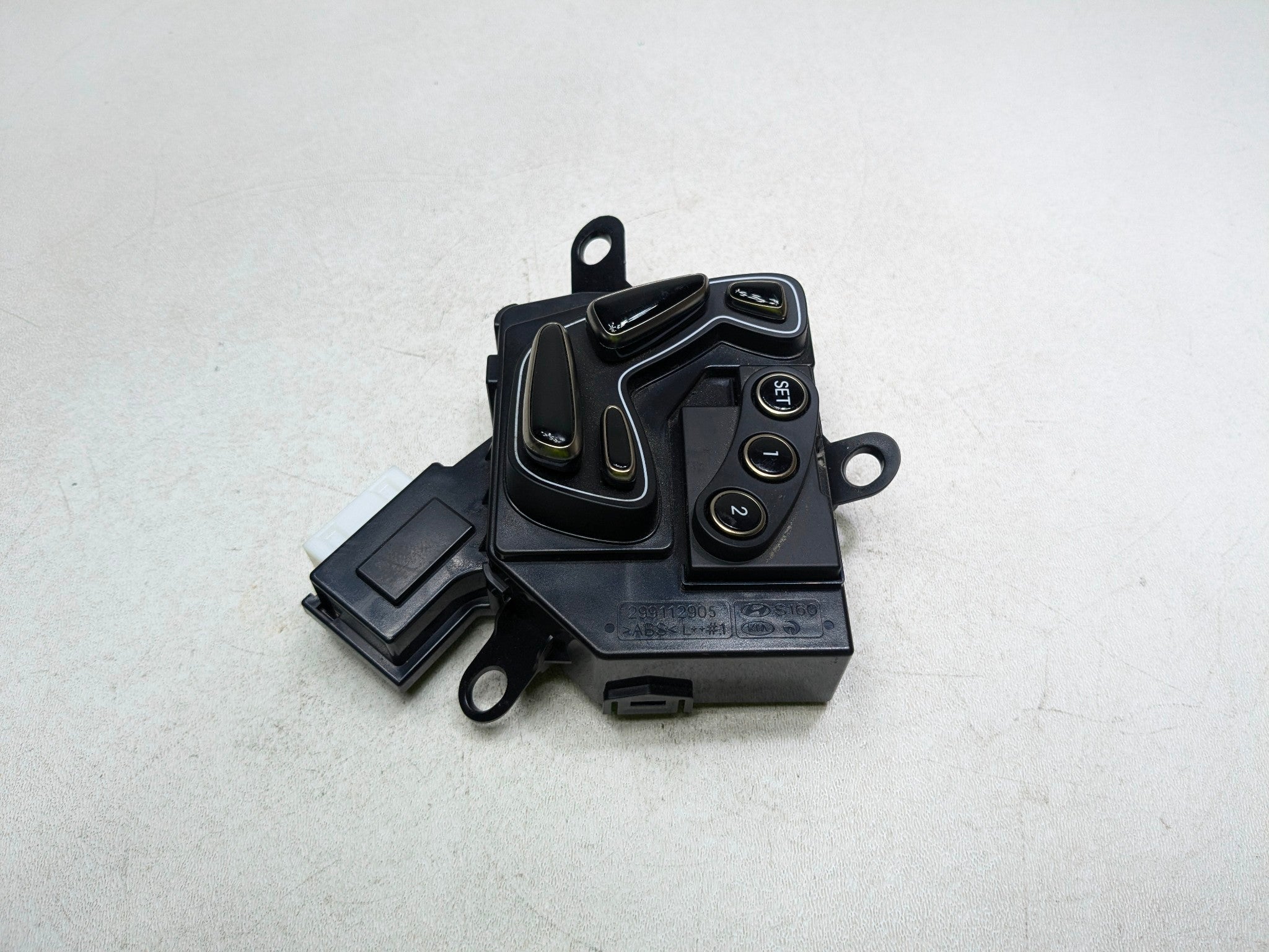 2012 - 2014 HYUNDAI AZERA OEM SEAT ADJUSTMENT SWITCH FRONT LEFT DOOR MOUNT