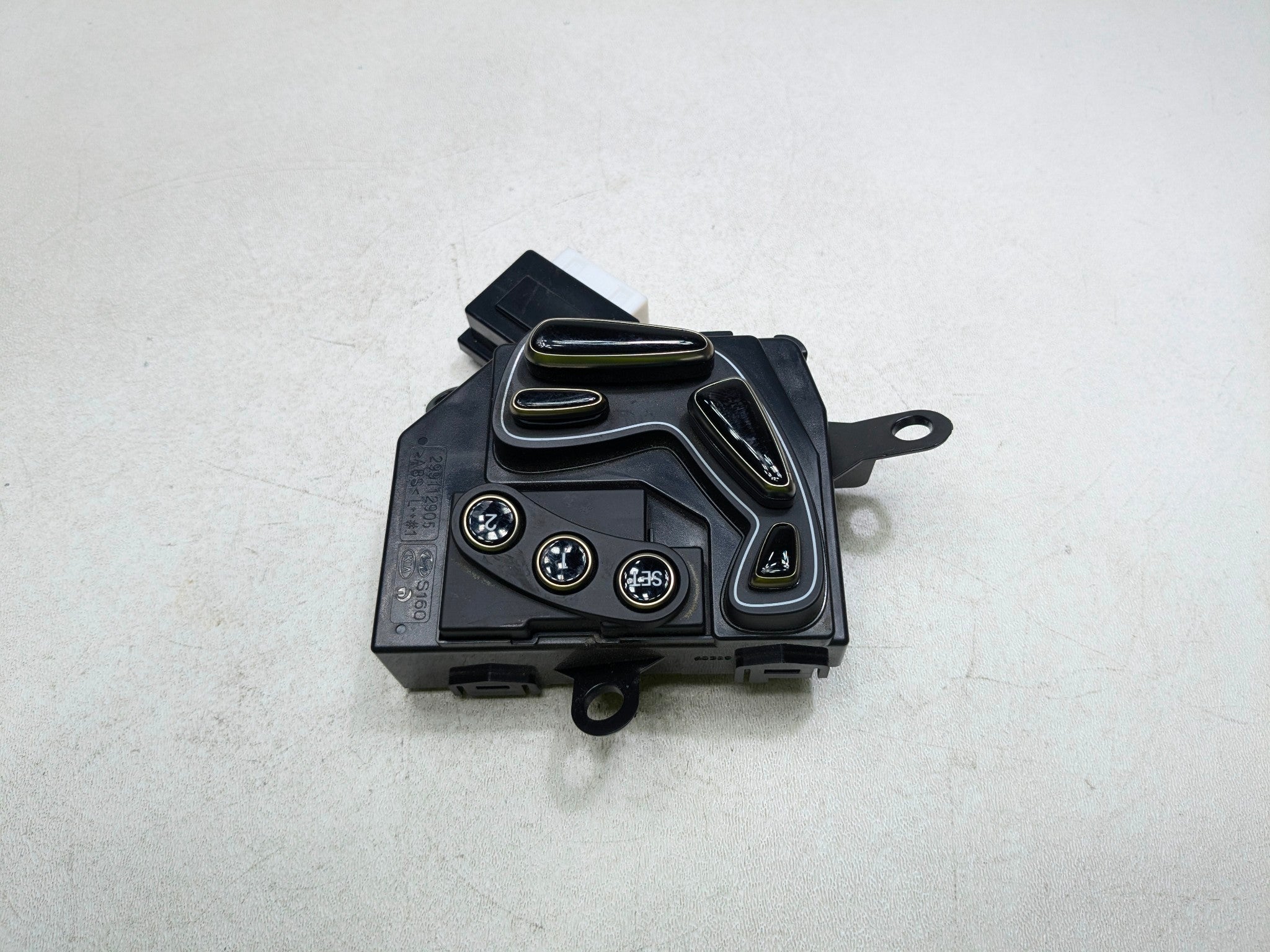 2012 - 2014 HYUNDAI AZERA OEM SEAT ADJUSTMENT SWITCH FRONT LEFT DOOR MOUNT