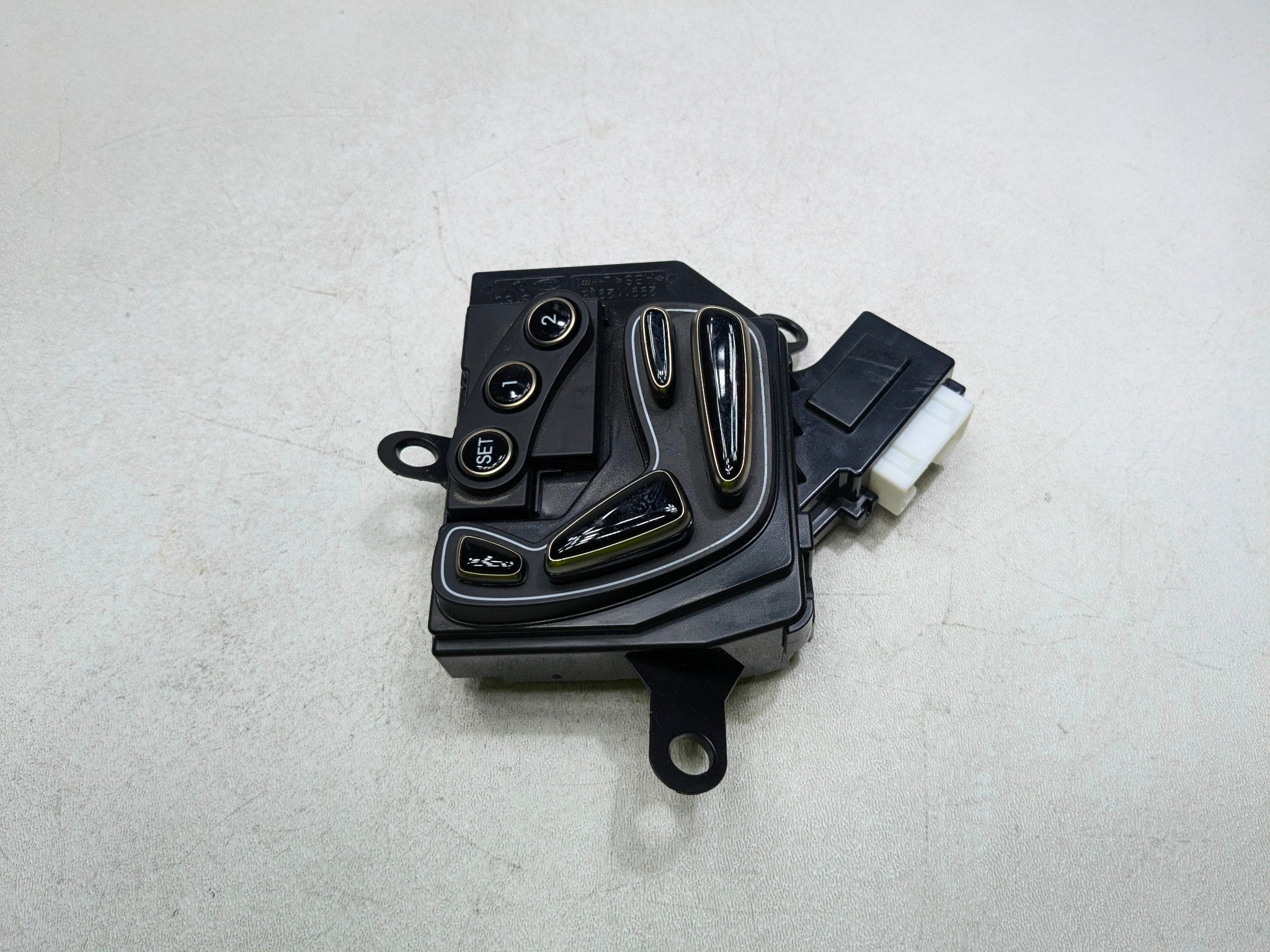 2012 - 2014 HYUNDAI AZERA OEM SEAT ADJUSTMENT SWITCH FRONT LEFT DOOR MOUNT