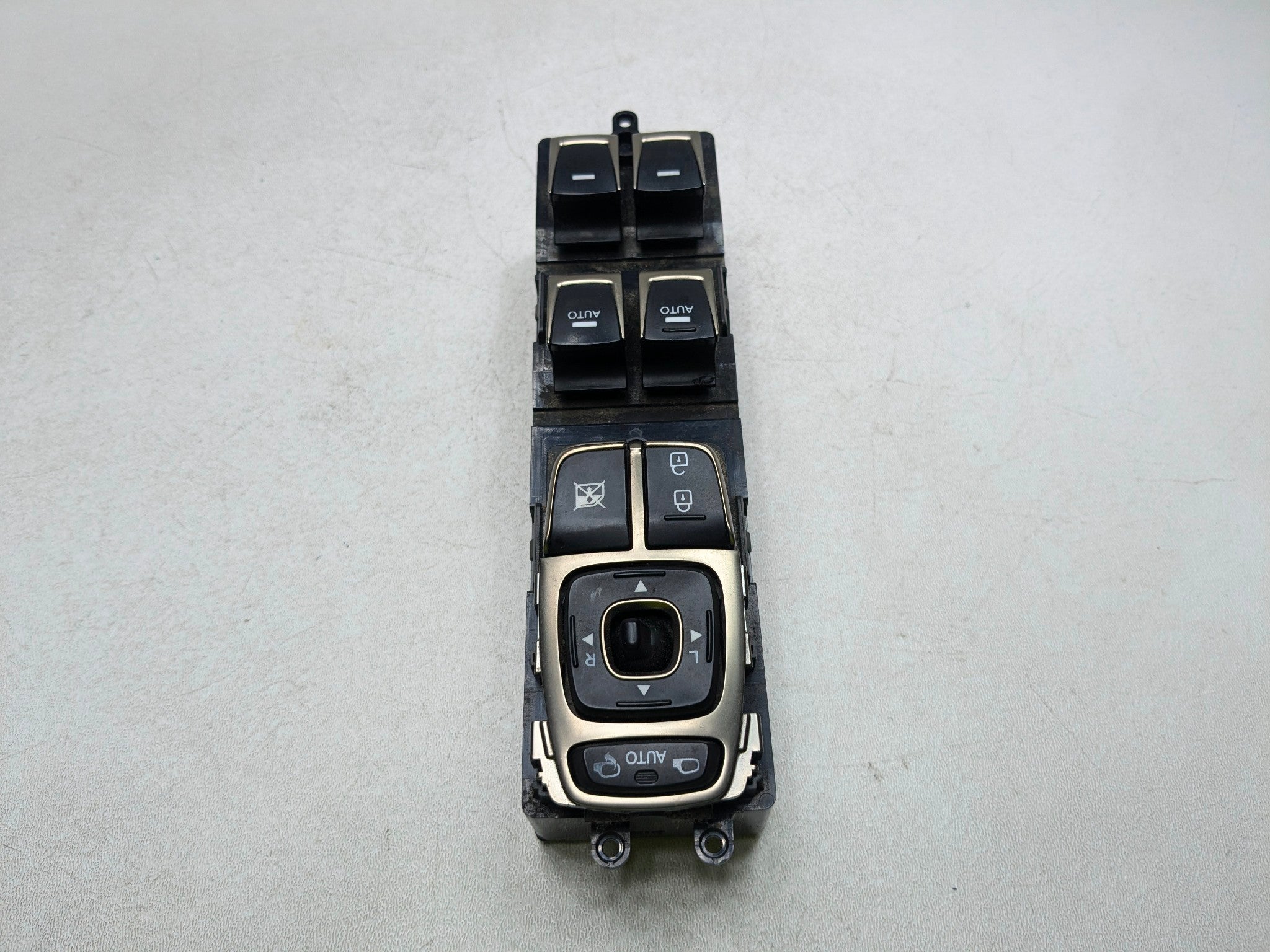 2012 - 2014 HYUNDAI AZERA OEM DOOR WINDOW SWITCH ASSEMBLY FRONT LEFT DRIVER SIDE