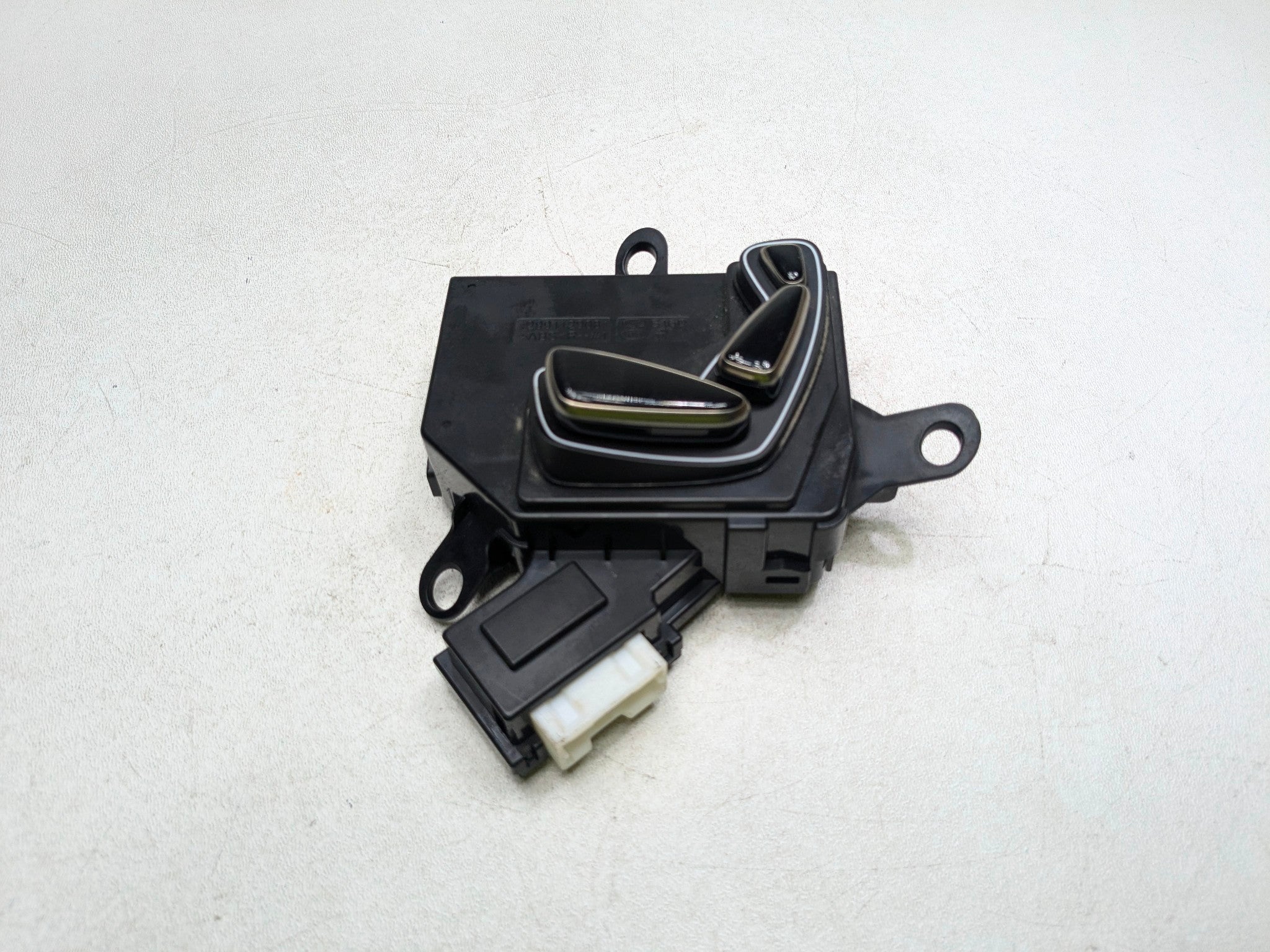 2012 - 2014 HYUNDAI AZERA OEM SEAT ADJUSTMENT SWITCH FRONT RIGHT DOOR MOUNT