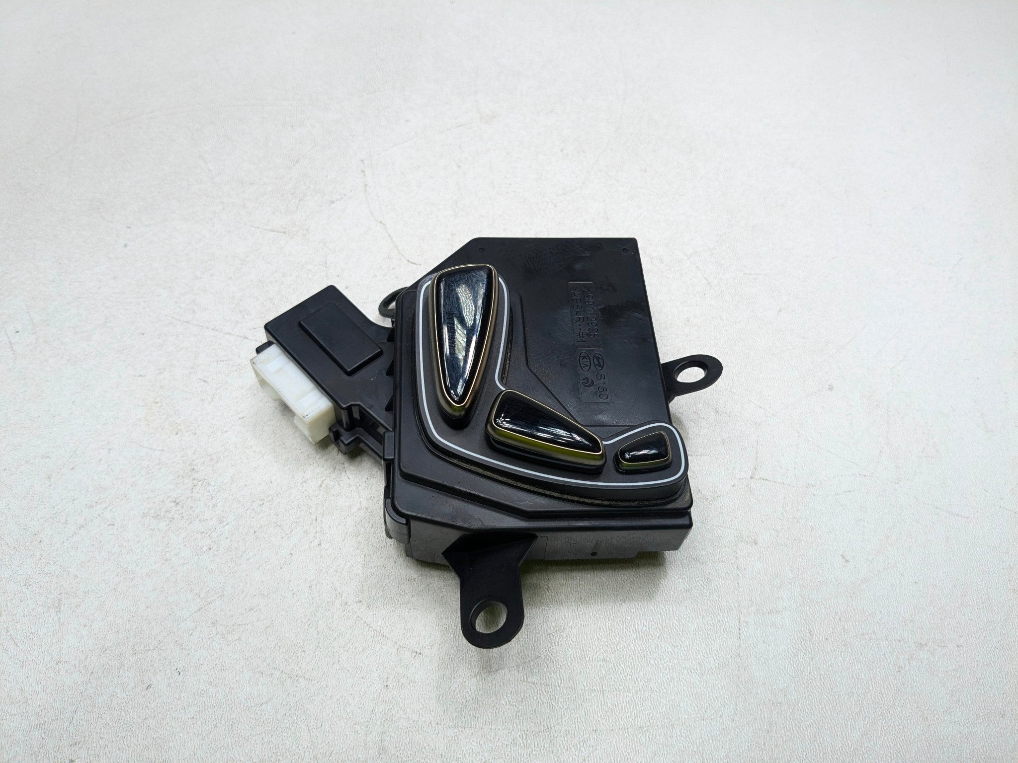 2012 - 2014 HYUNDAI AZERA OEM SEAT ADJUSTMENT SWITCH FRONT RIGHT DOOR MOUNT