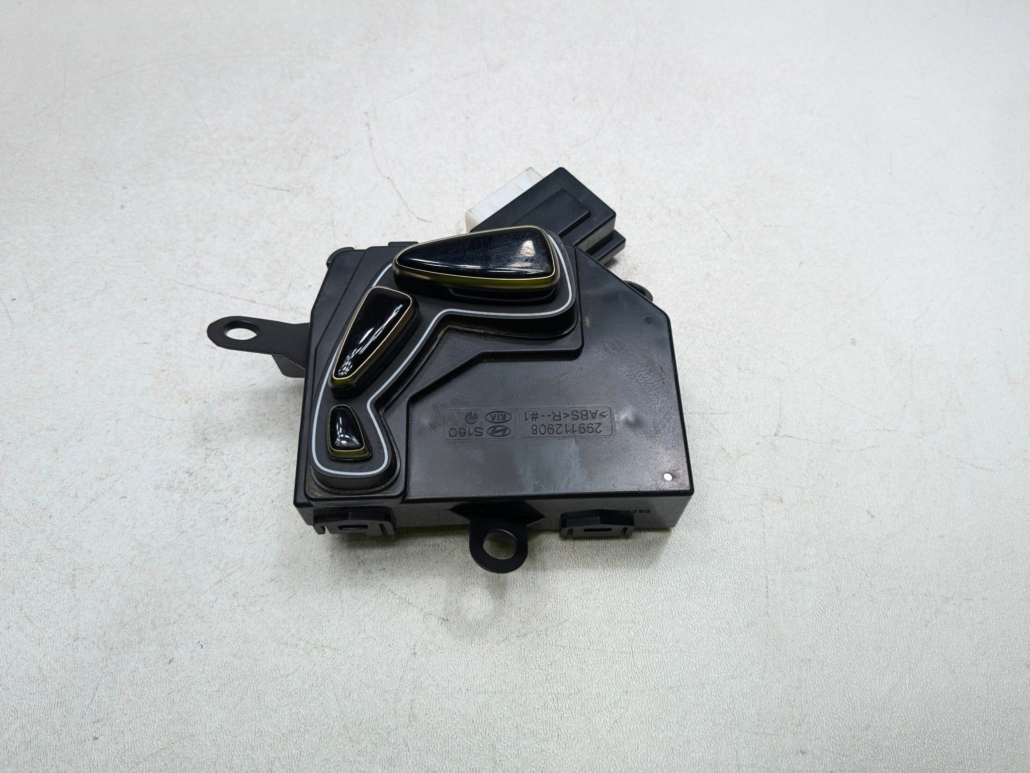 2012 - 2014 HYUNDAI AZERA OEM SEAT ADJUSTMENT SWITCH FRONT RIGHT DOOR MOUNT