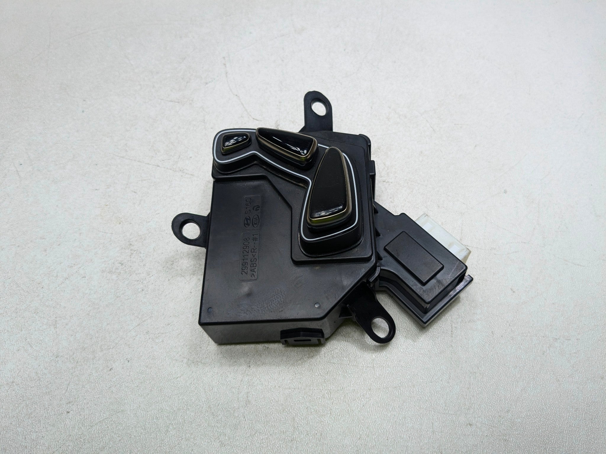 2012 - 2014 HYUNDAI AZERA OEM SEAT ADJUSTMENT SWITCH FRONT RIGHT DOOR MOUNT