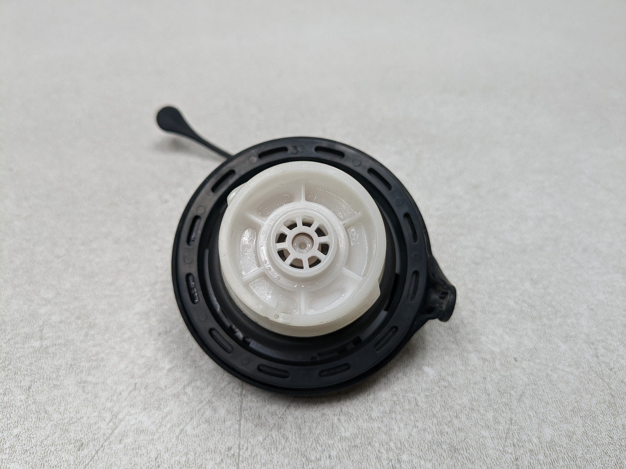 2012 - 2014 HYUNDAI AZERA OEM FUEL GAS TANK FILLER NECK COVER CAP