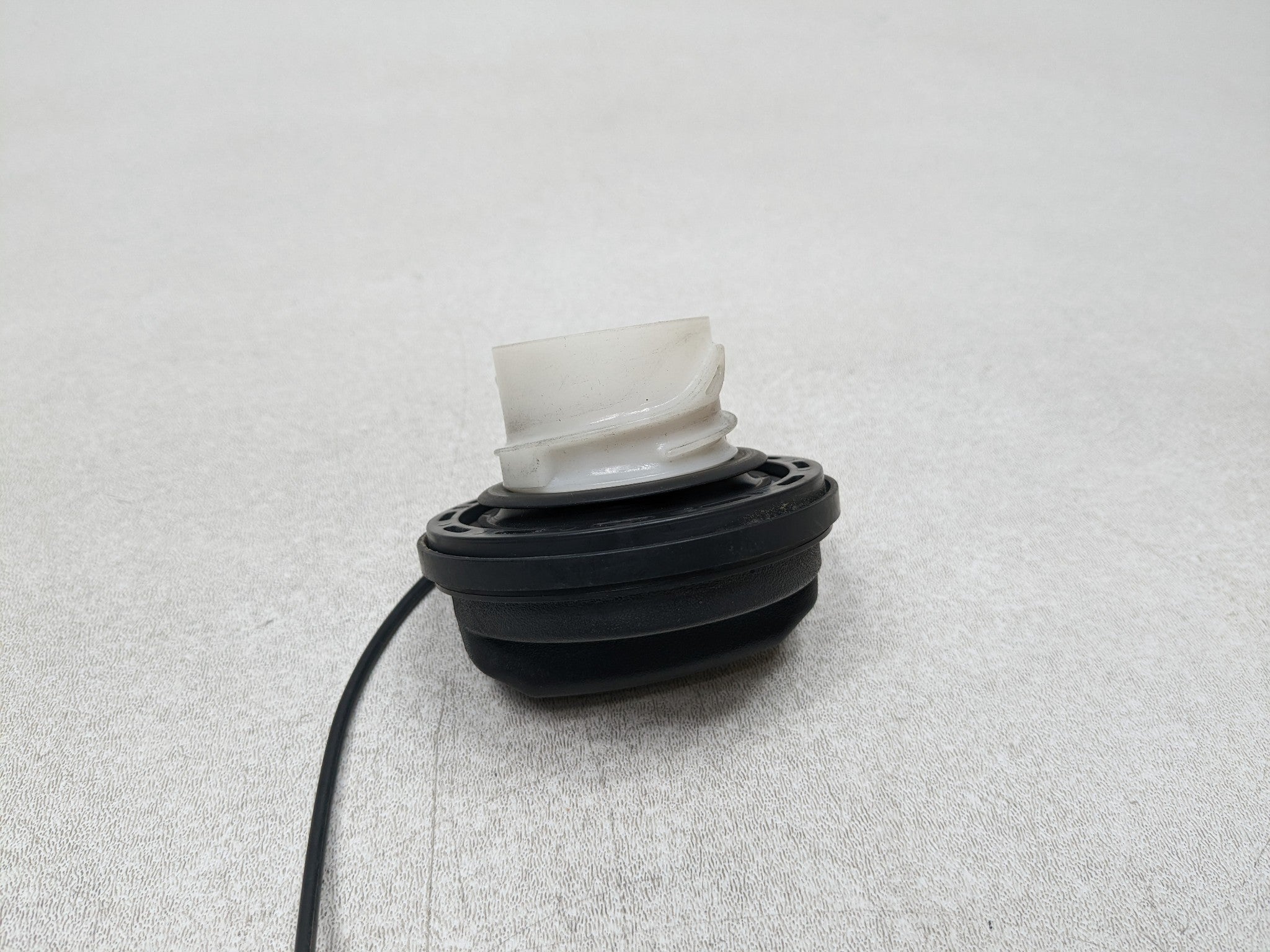 2012 - 2014 HYUNDAI AZERA OEM FUEL GAS TANK FILLER NECK COVER CAP