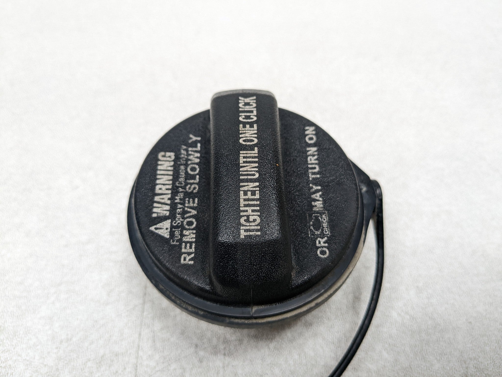2012 - 2014 HYUNDAI AZERA OEM FUEL GAS TANK FILLER NECK COVER CAP