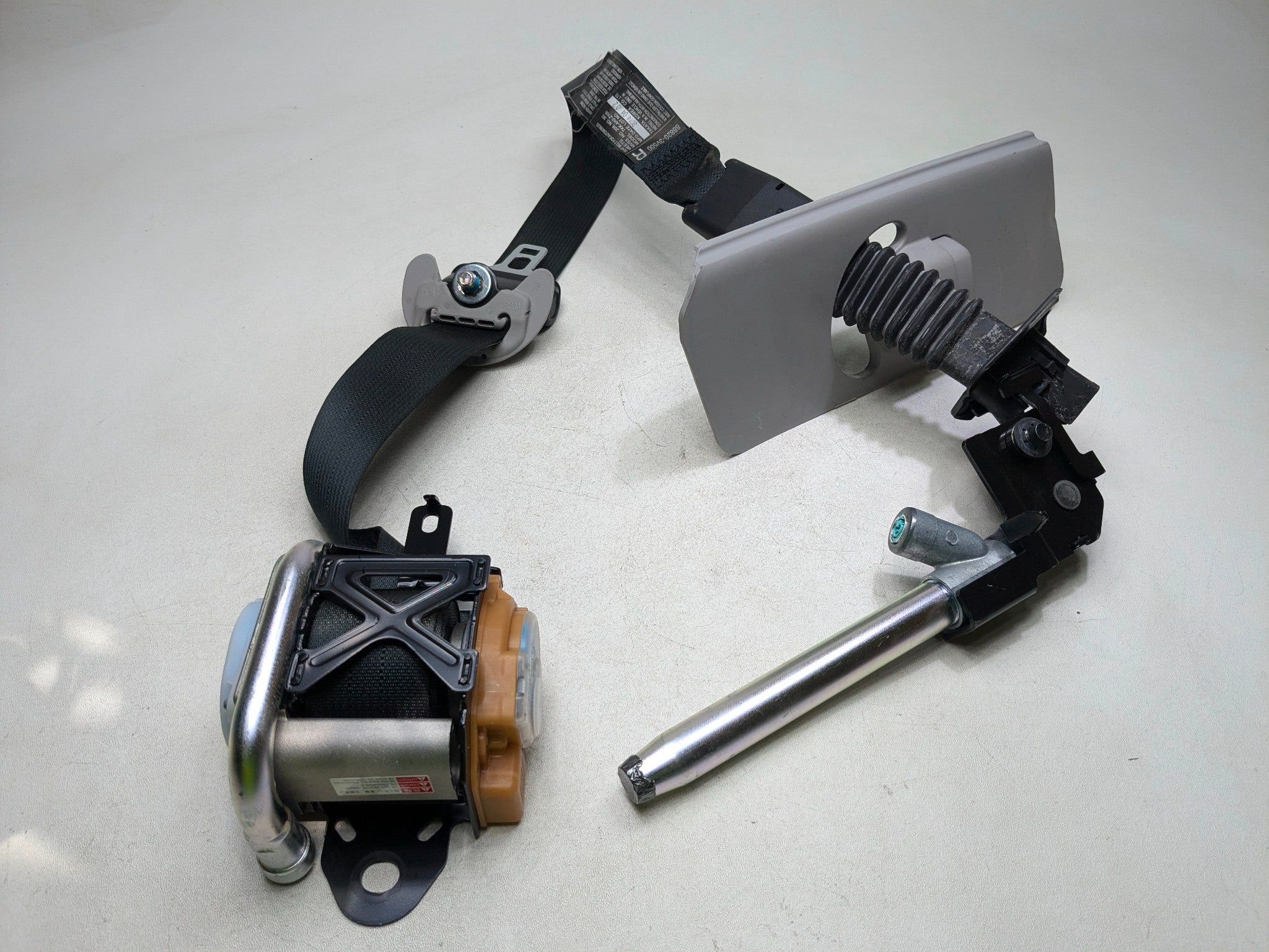 2012 - 2014 HYUNDAI AZERA OEM SEAT BELT RETRACTOR FRONT RIGHT PASSENGER SIDE