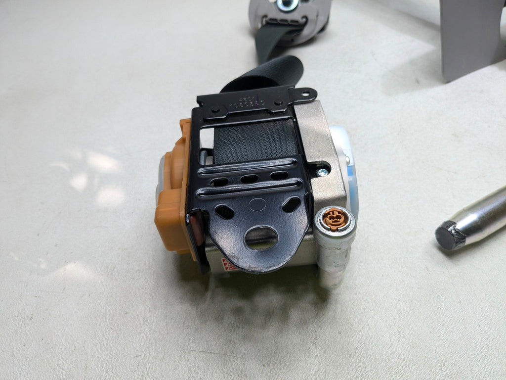 2012 - 2014 HYUNDAI AZERA OEM SEAT BELT RETRACTOR FRONT RIGHT PASSENGER SIDE