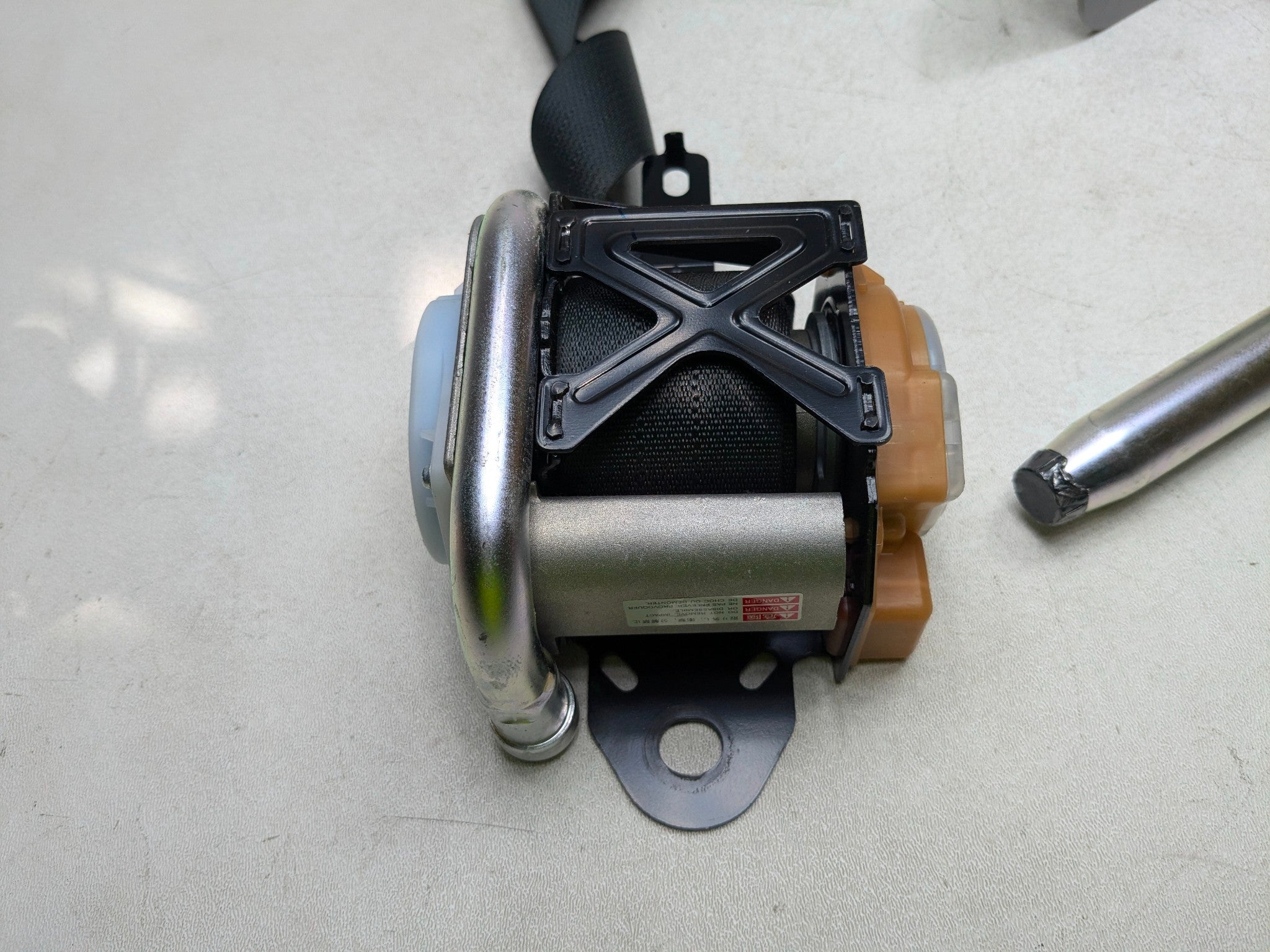 2012 - 2014 HYUNDAI AZERA OEM SEAT BELT RETRACTOR FRONT RIGHT PASSENGER SIDE