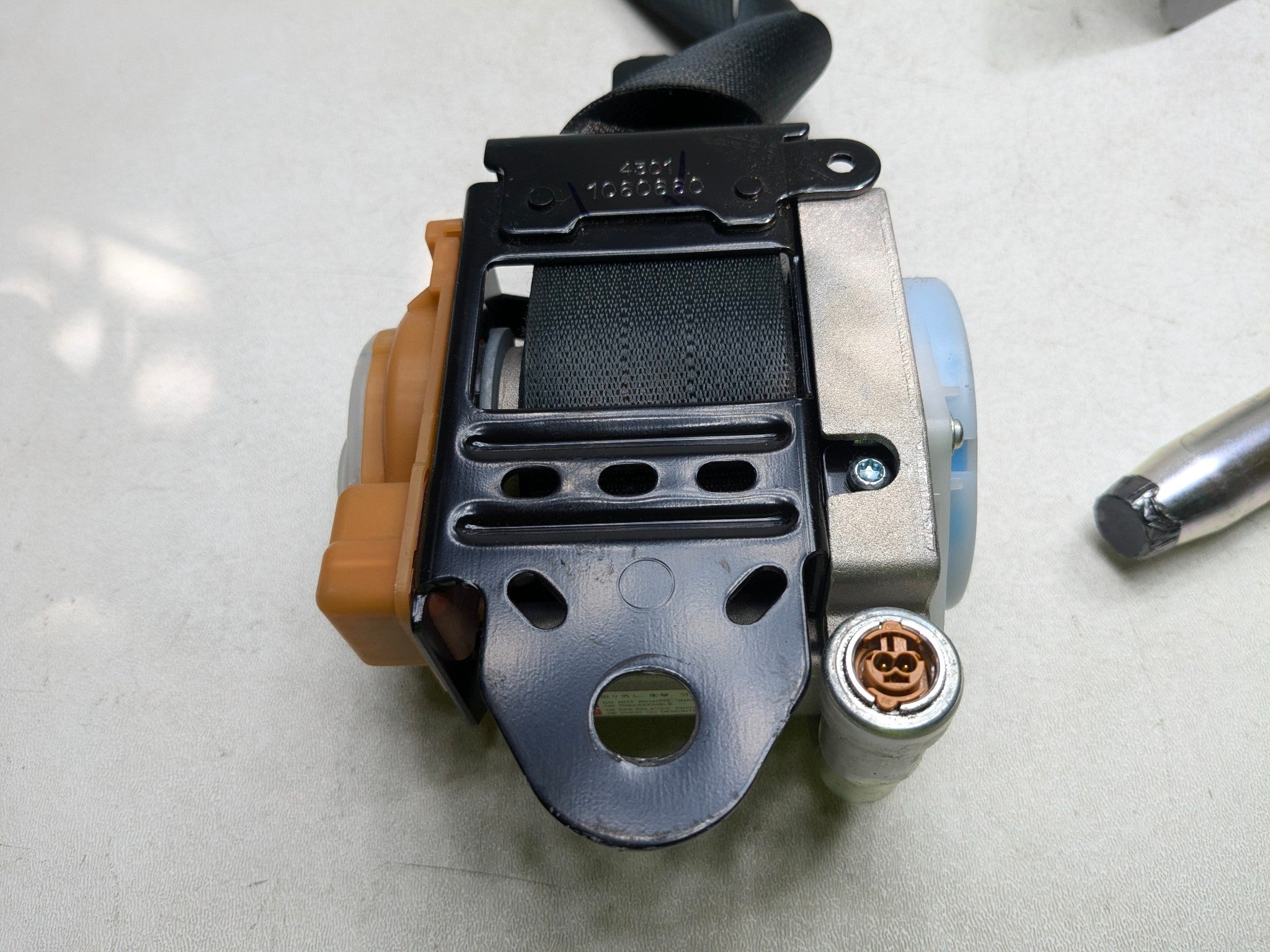 2012 - 2014 HYUNDAI AZERA OEM SEAT BELT RETRACTOR FRONT RIGHT PASSENGER SIDE