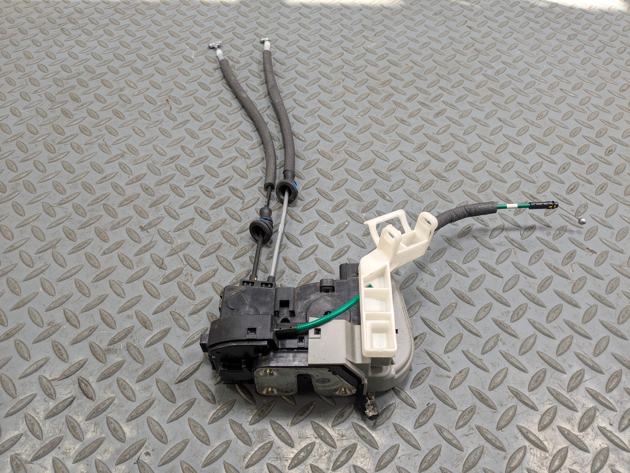 2012 - 2014 HYUNDAI AZERA OEM DOOR LATCH LOCK ACTUATOR REAR LEFT DRIVER SIDE