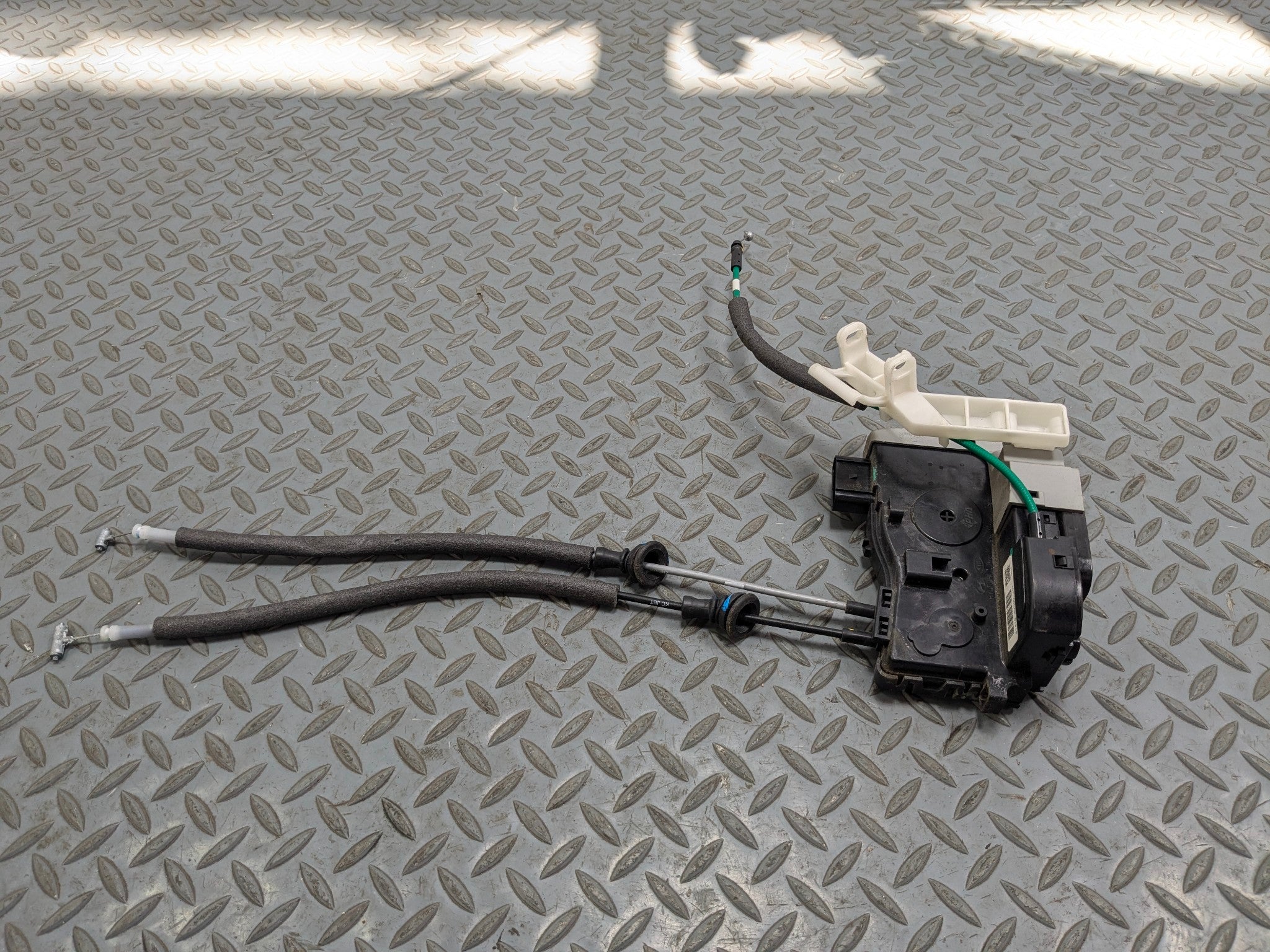 2012 - 2014 HYUNDAI AZERA OEM DOOR LATCH LOCK ACTUATOR REAR LEFT DRIVER SIDE