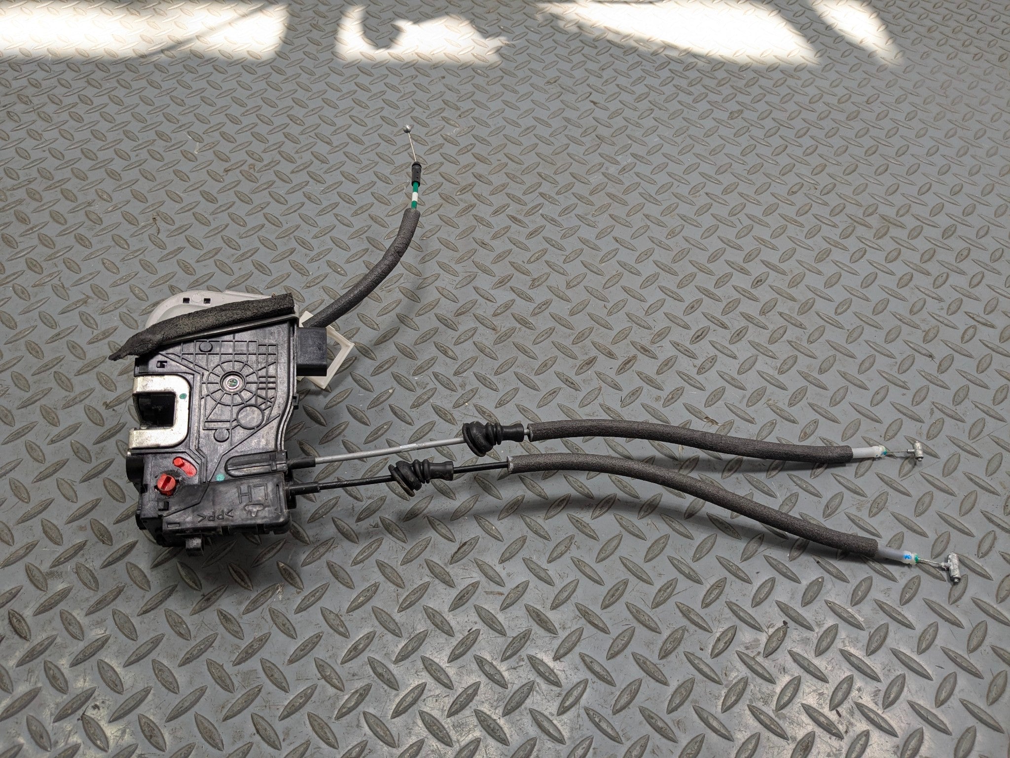 2012 - 2014 HYUNDAI AZERA OEM DOOR LATCH LOCK ACTUATOR REAR LEFT DRIVER SIDE