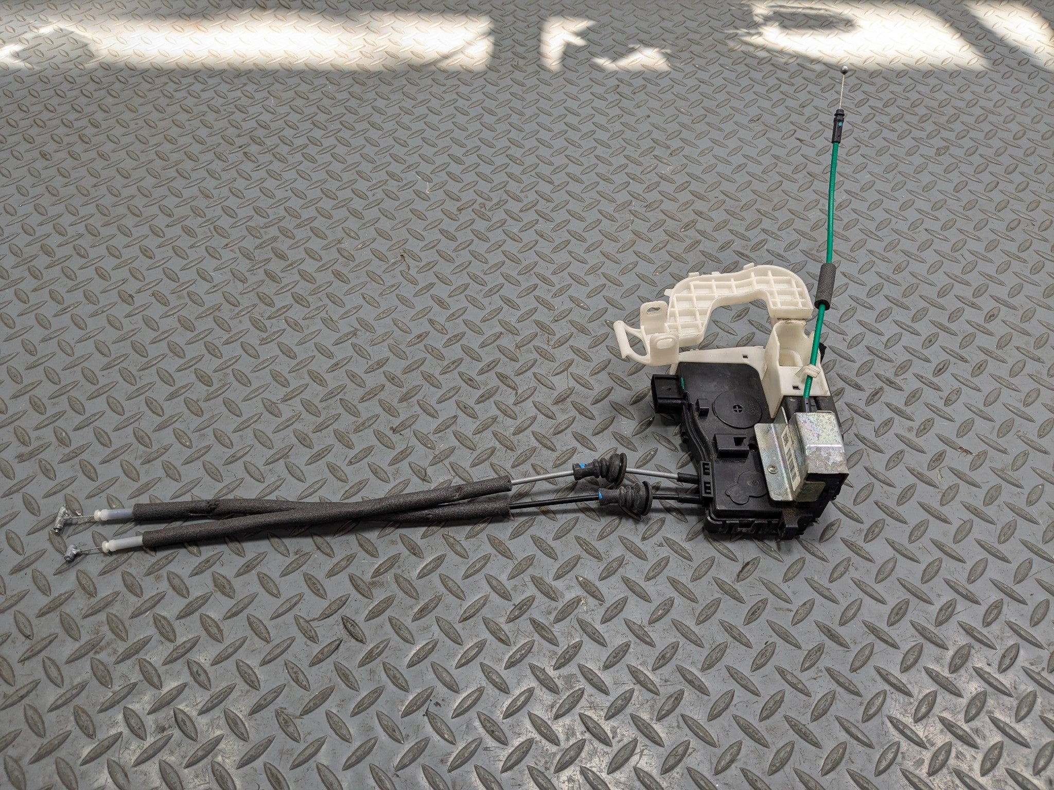 2012 - 2014 HYUNDAI AZERA OEM DOOR LATCH LOCK ACTUATOR FRONT LEFT DRIVER SIDE