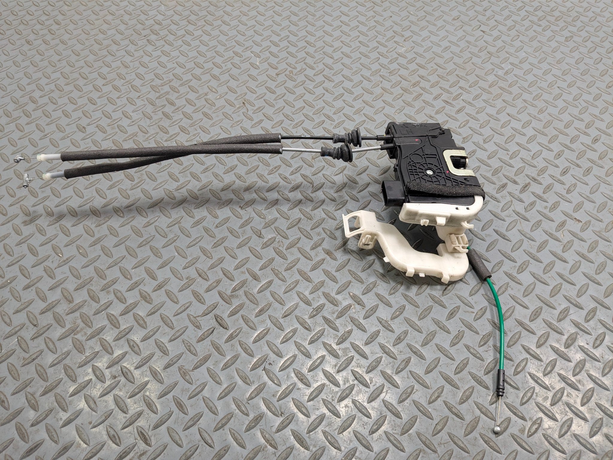 2012 - 2014 HYUNDAI AZERA OEM DOOR LATCH LOCK ACTUATOR FRONT LEFT DRIVER SIDE