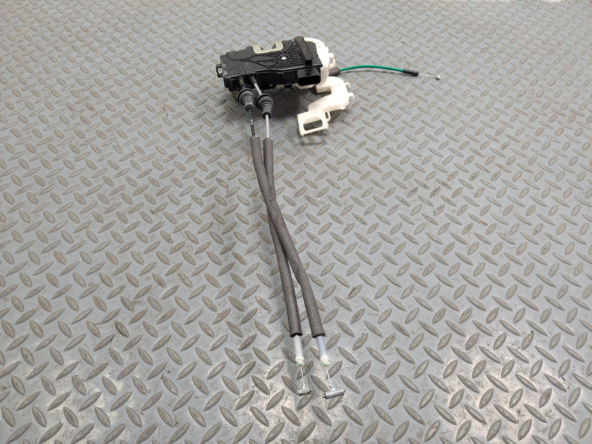 2012 - 2014 HYUNDAI AZERA OEM DOOR LATCH LOCK ACTUATOR FRONT LEFT DRIVER SIDE