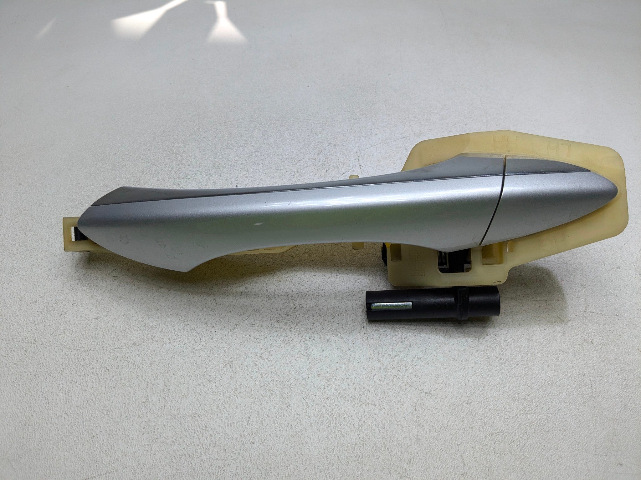 2012 - 2014 HYUNDAI AZERA OEM EXTERIOR DOOR HANDLE REAR LEFT DRIVER SIDE