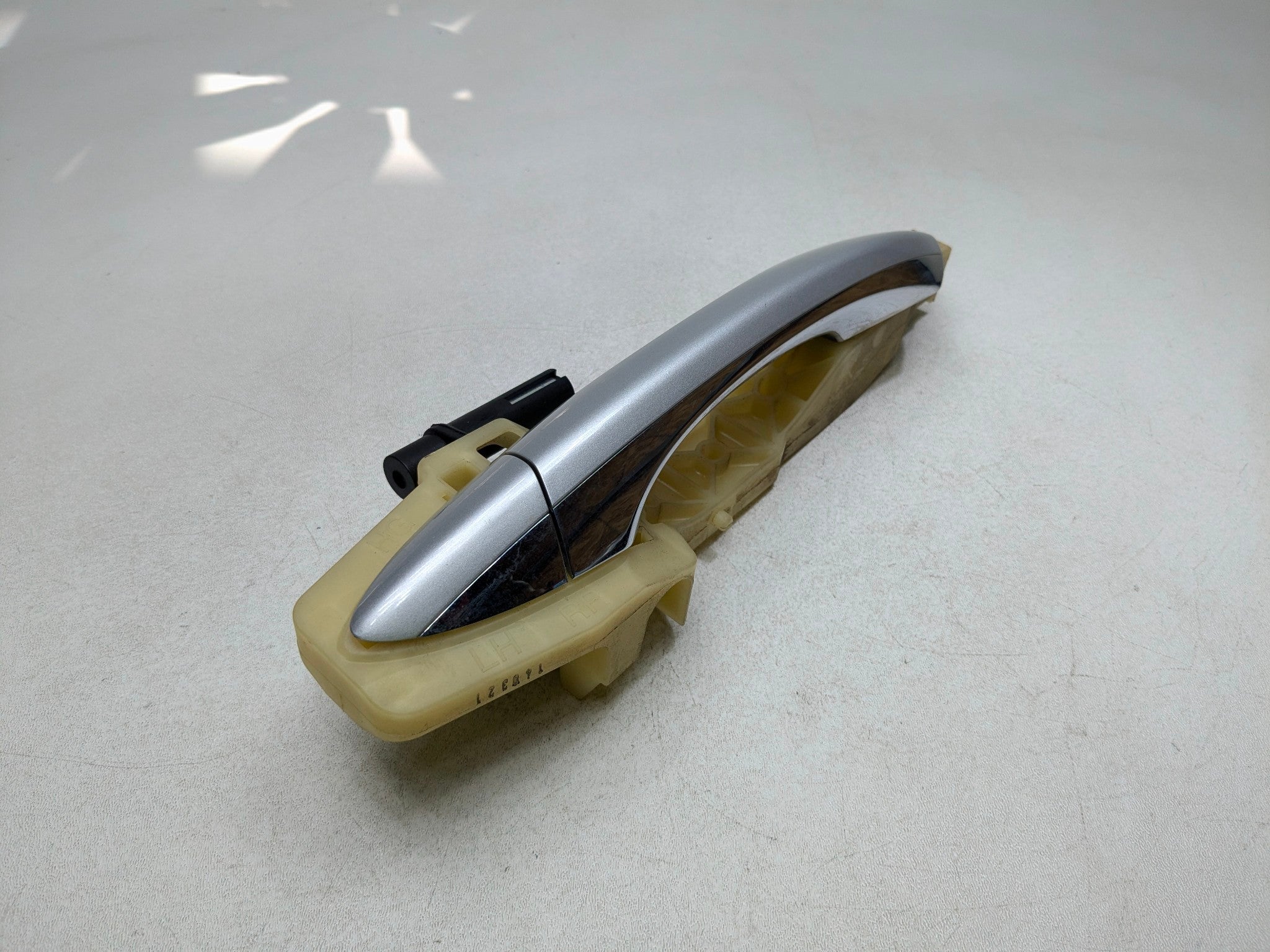2012 - 2014 HYUNDAI AZERA OEM EXTERIOR DOOR HANDLE REAR LEFT DRIVER SIDE