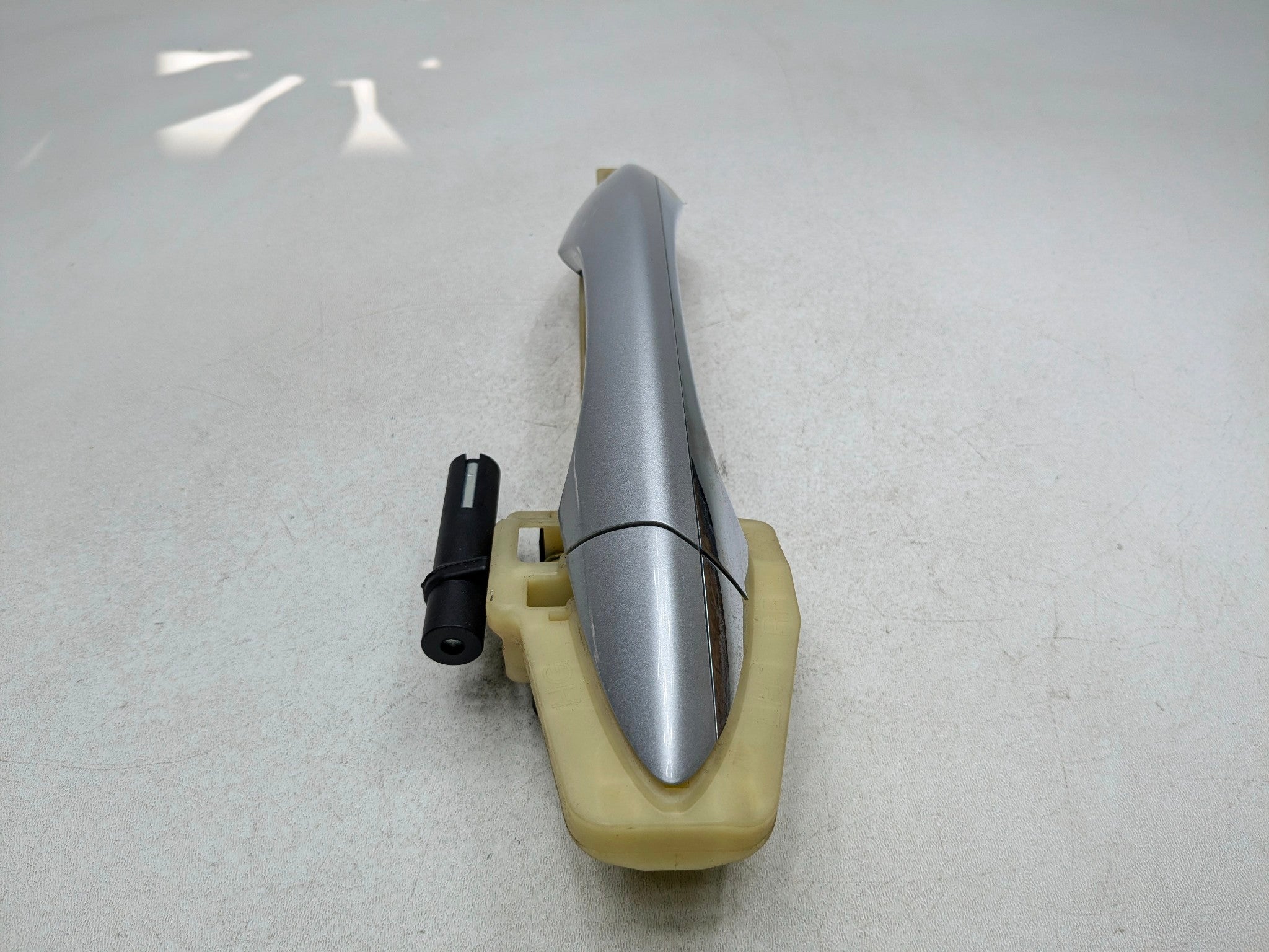 2012 - 2014 HYUNDAI AZERA OEM EXTERIOR DOOR HANDLE REAR LEFT DRIVER SIDE