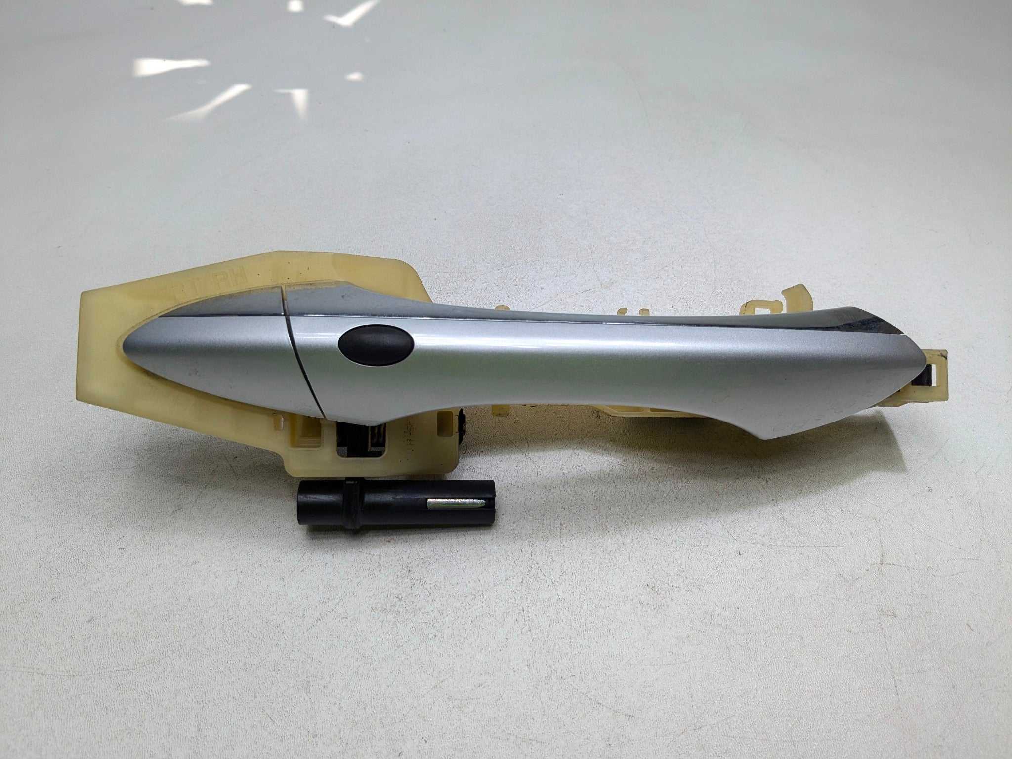 2012 - 2014 HYUNDAI AZERA OEM EXTERIOR DOOR HANDLE FRONT RIGHT PASSENGER SIDE