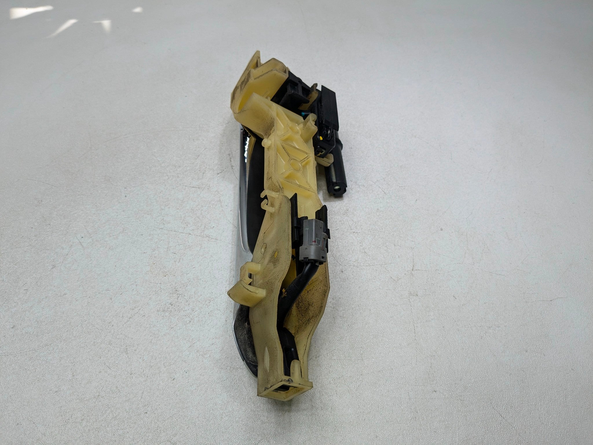 2012 - 2014 HYUNDAI AZERA OEM EXTERIOR DOOR HANDLE FRONT RIGHT PASSENGER SIDE
