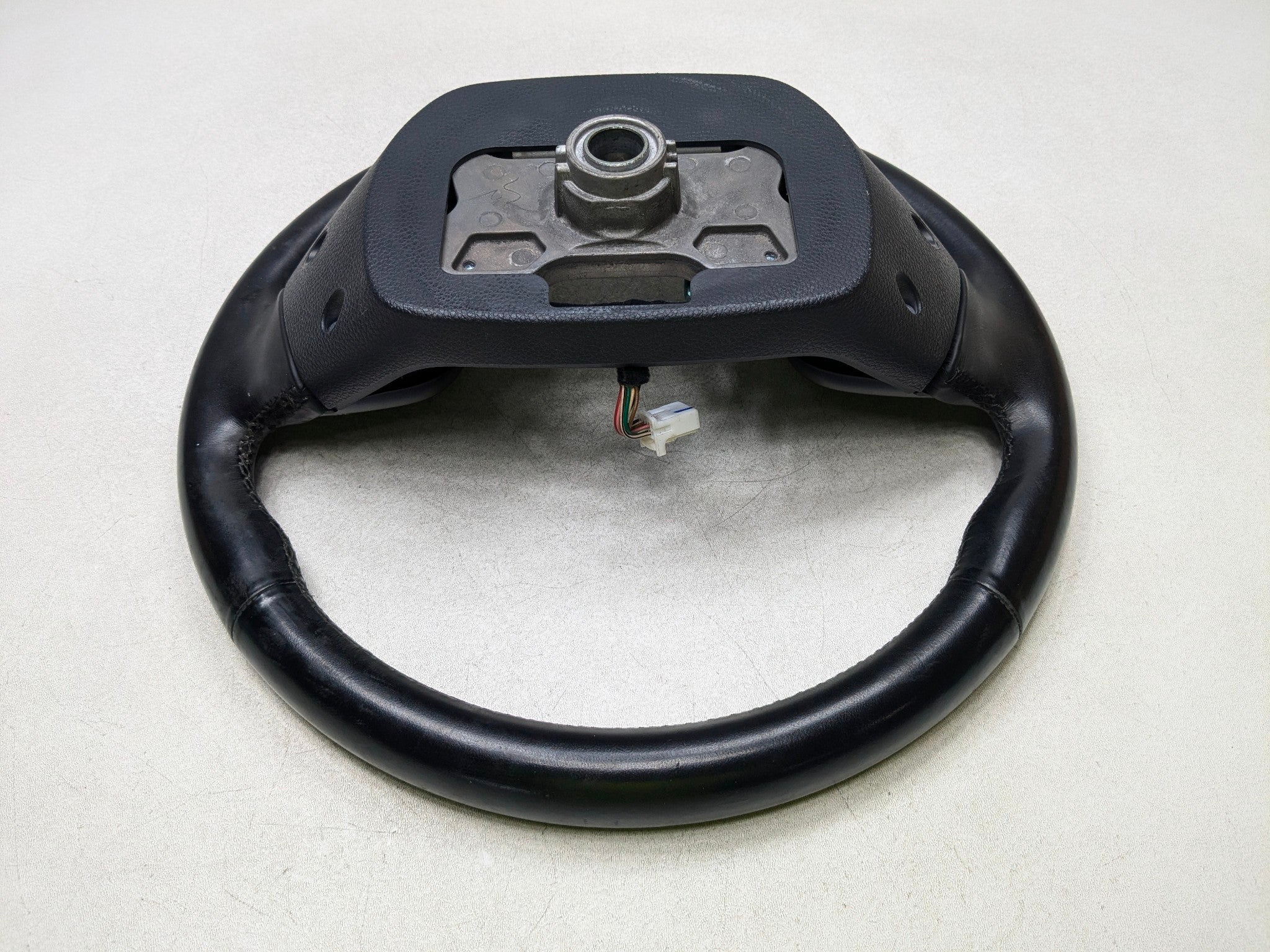 2012 - 2014 HYUNDAI AZERA OEM STEERING WHEEL WITH MULTIFUNCTIONAL CONTROL SWITCH