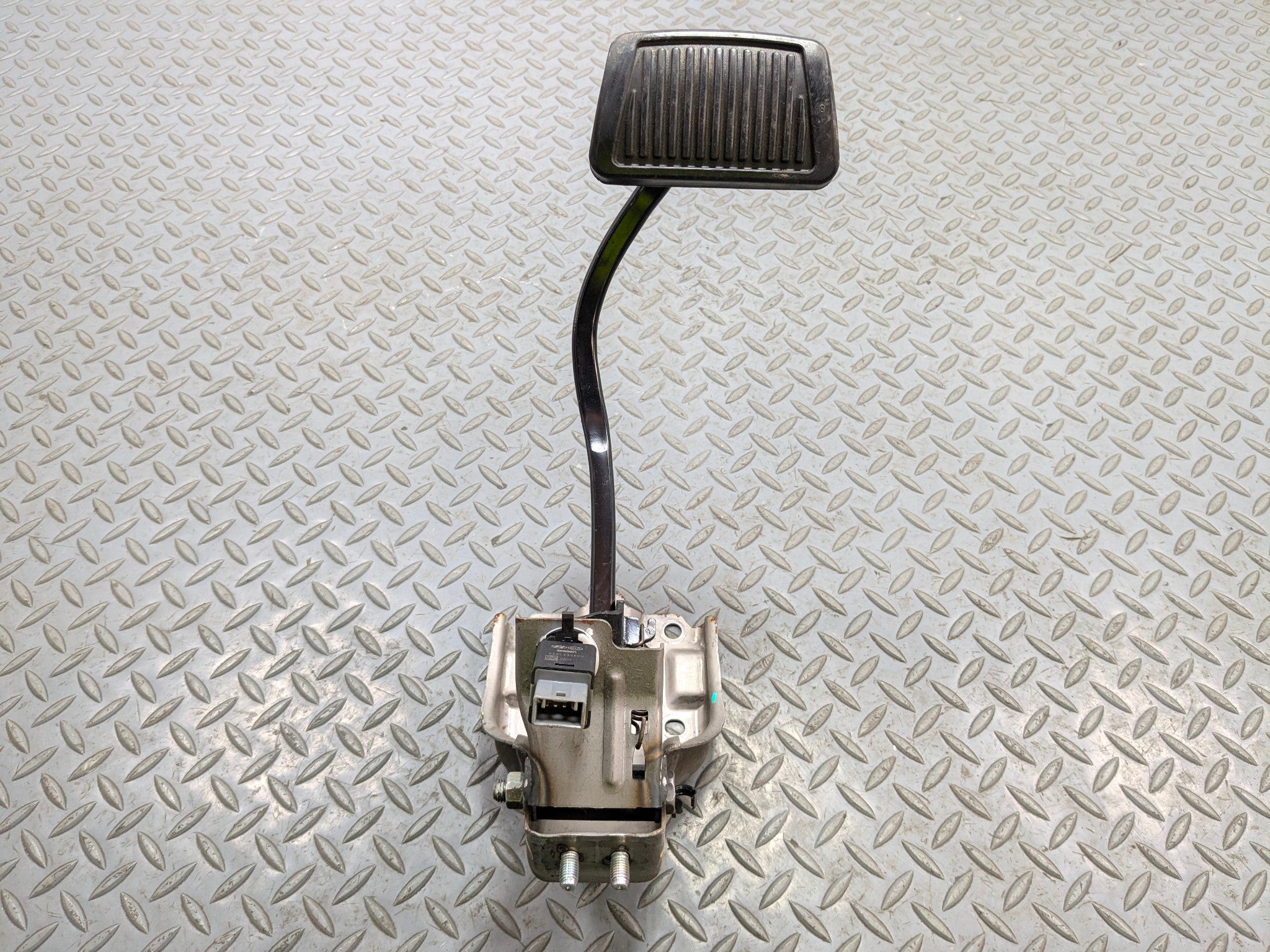 2012 - 2014 HYUNDAI AZERA OEM FOOT BRAKE PEDAL FRONT FLOOR WITH SUPPORT BRACKET