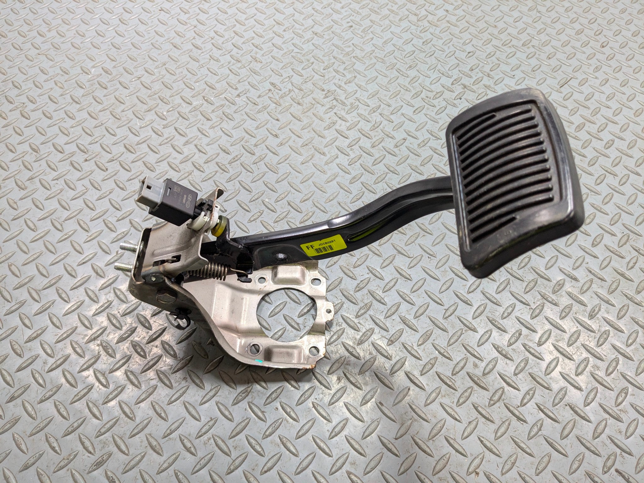 2012 - 2014 HYUNDAI AZERA OEM FOOT BRAKE PEDAL FRONT FLOOR WITH SUPPORT BRACKET
