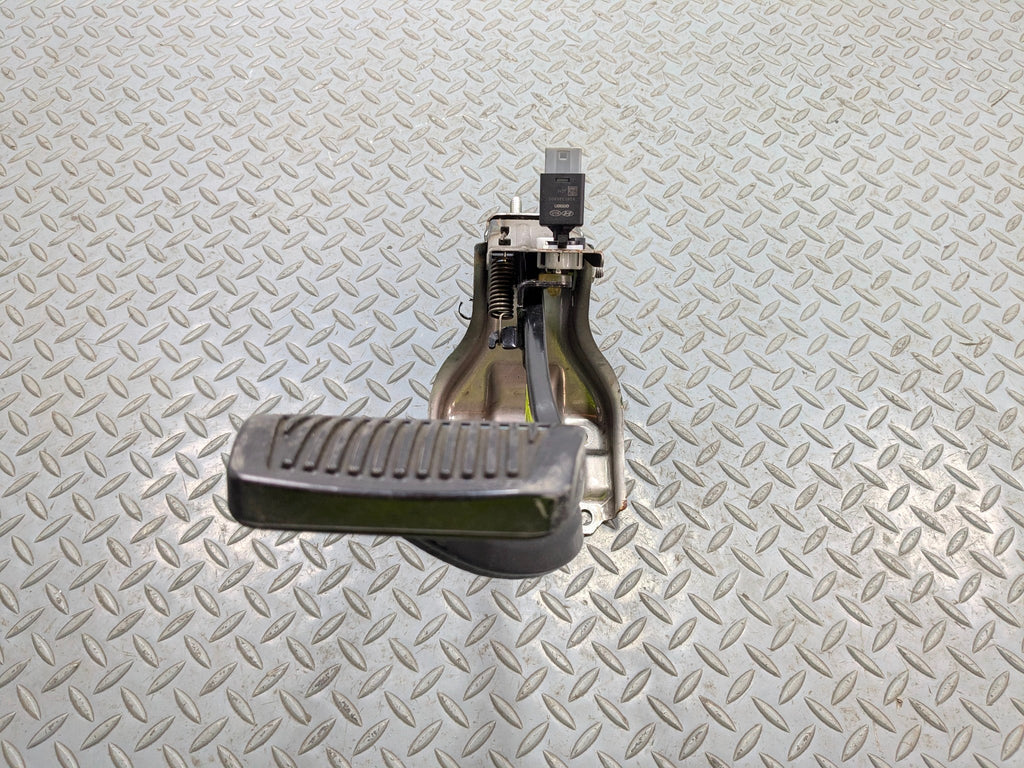 2012 - 2014 HYUNDAI AZERA OEM FOOT BRAKE PEDAL FRONT FLOOR WITH SUPPORT BRACKET