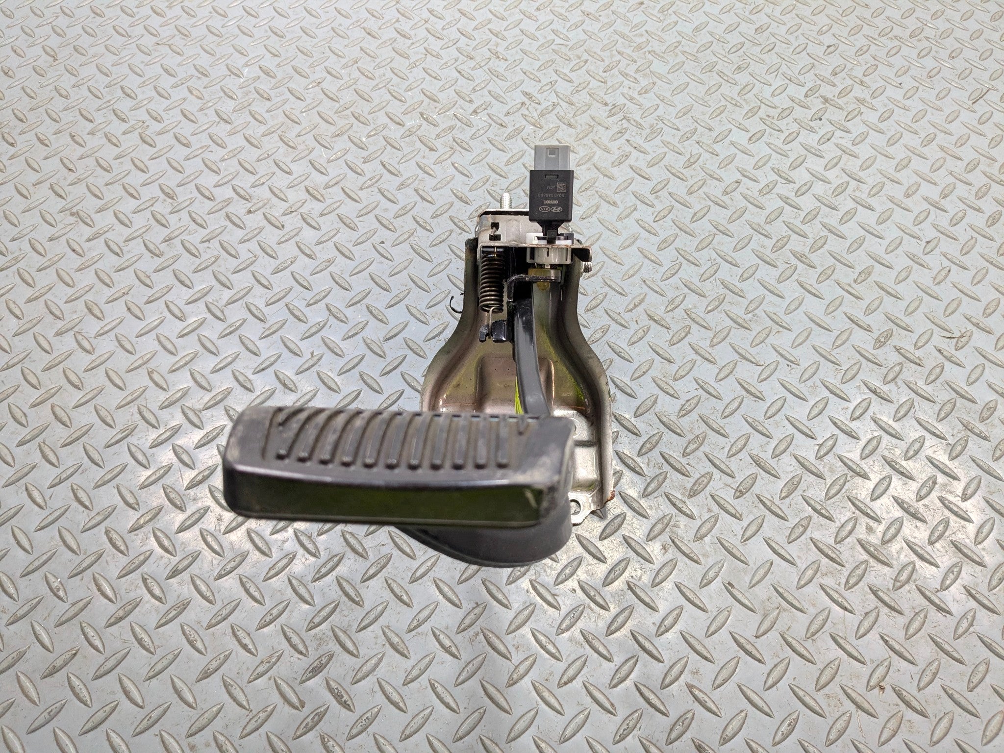 2012 - 2014 HYUNDAI AZERA OEM FOOT BRAKE PEDAL FRONT FLOOR WITH SUPPORT BRACKET
