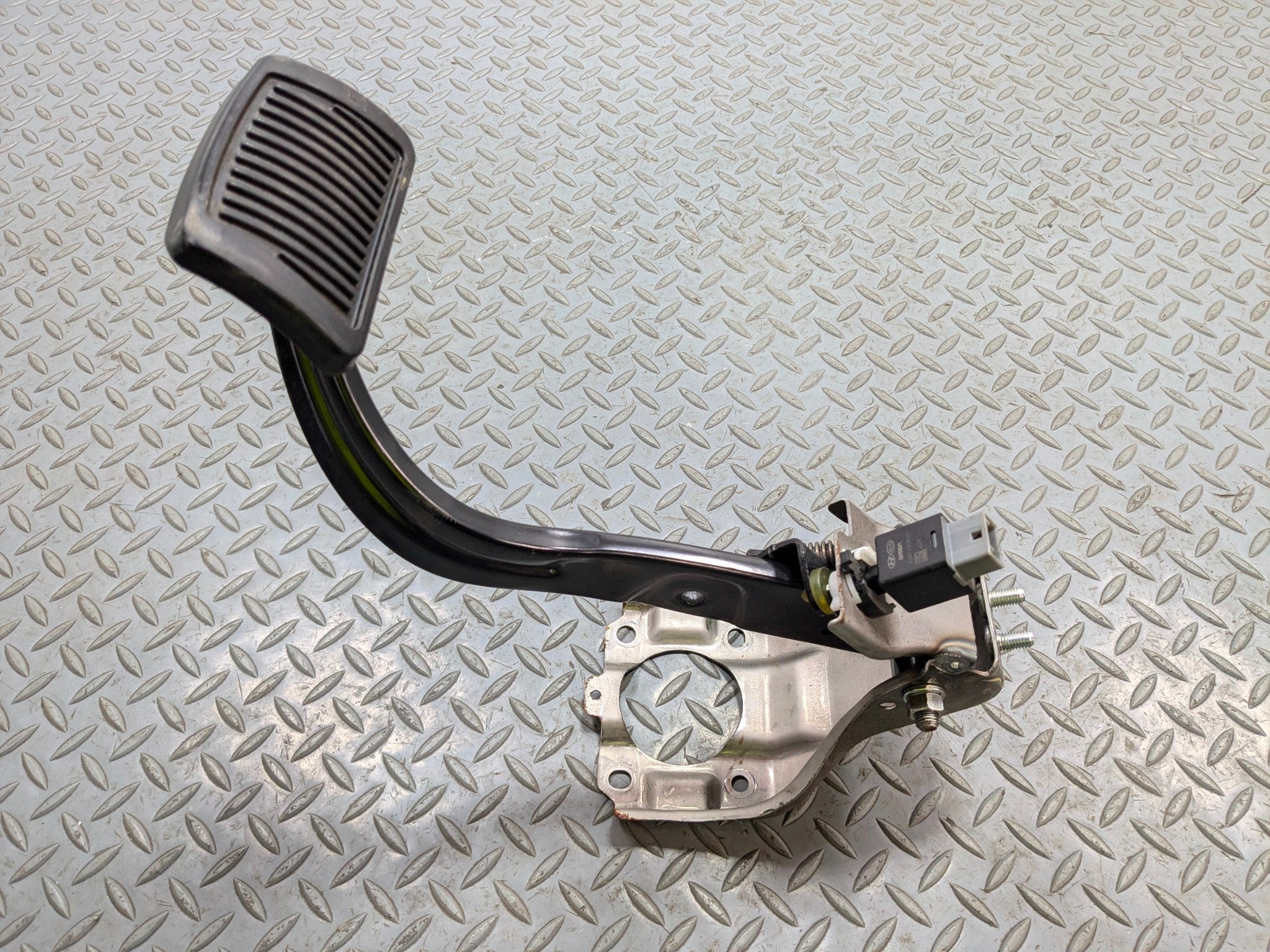 2012 - 2014 HYUNDAI AZERA OEM FOOT BRAKE PEDAL FRONT FLOOR WITH SUPPORT BRACKET