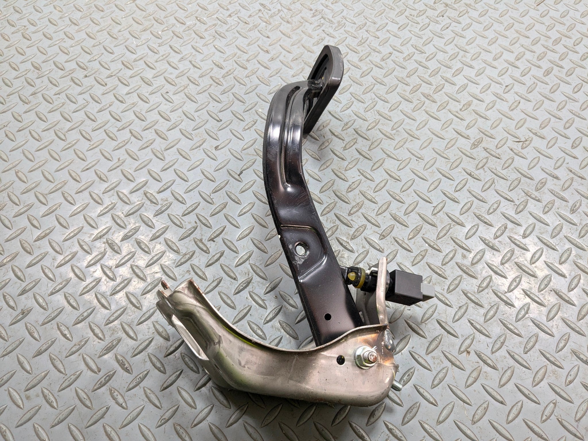 2012 - 2014 HYUNDAI AZERA OEM FOOT BRAKE PEDAL FRONT FLOOR WITH SUPPORT BRACKET