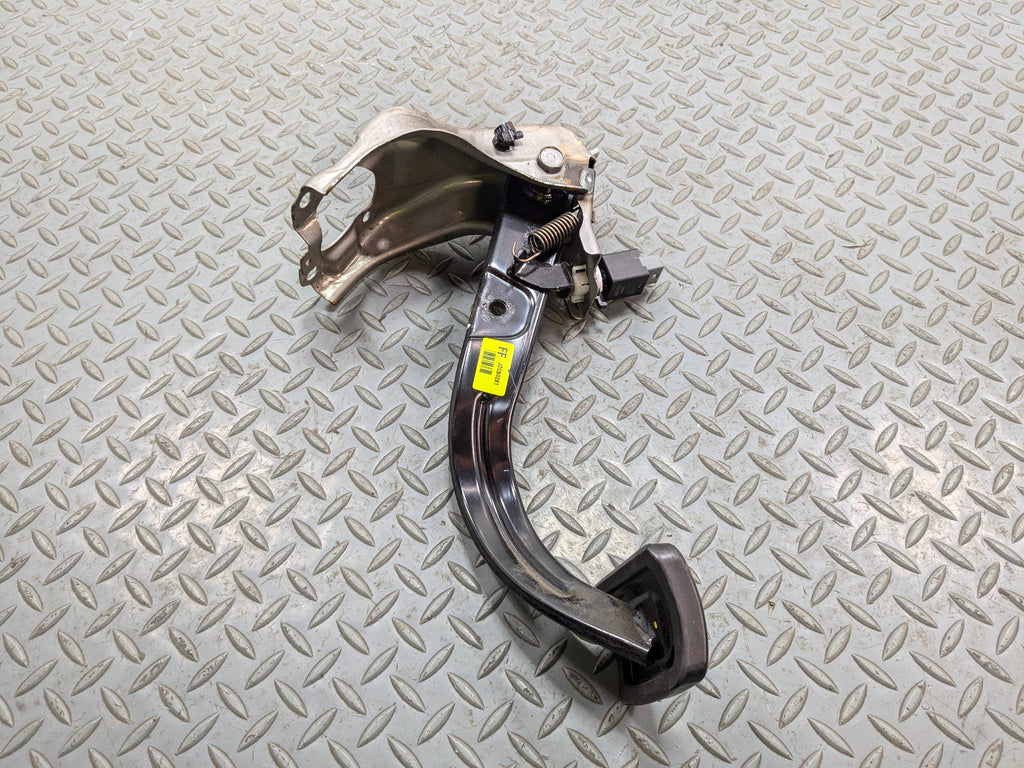 2012 - 2014 HYUNDAI AZERA OEM FOOT BRAKE PEDAL FRONT FLOOR WITH SUPPORT BRACKET