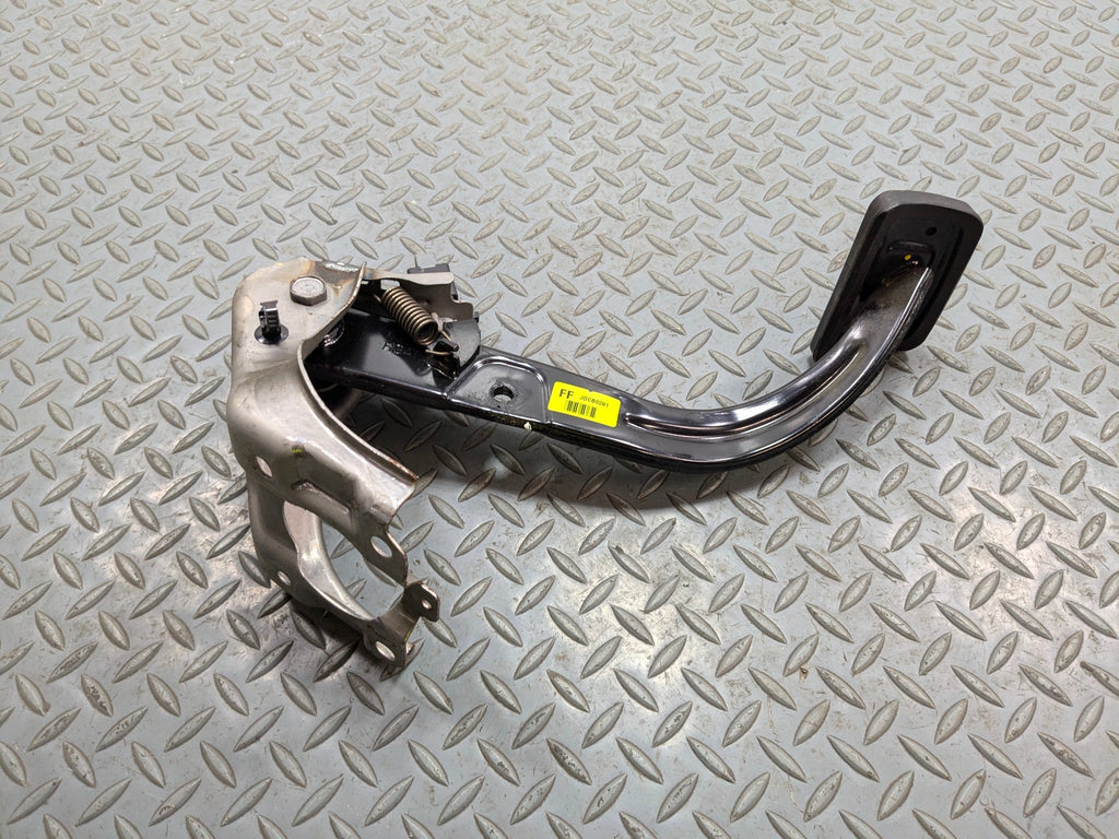 2012 - 2014 HYUNDAI AZERA OEM FOOT BRAKE PEDAL FRONT FLOOR WITH SUPPORT BRACKET