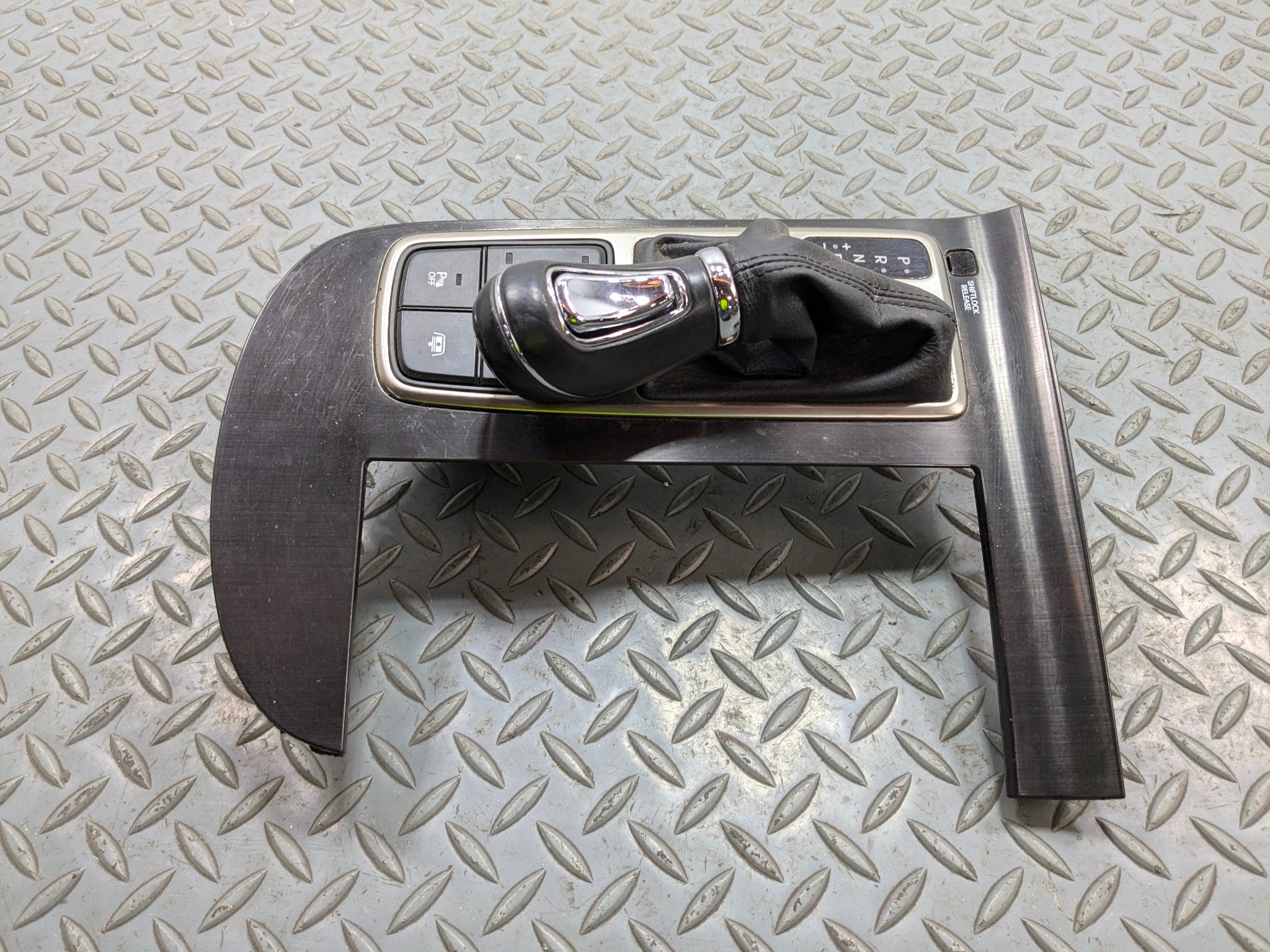 2012 - 2014 HYUNDAI AZERA OEM FLOOR SHIFTER AUTOMATIC TRANSMISSION GEAR SELECTOR