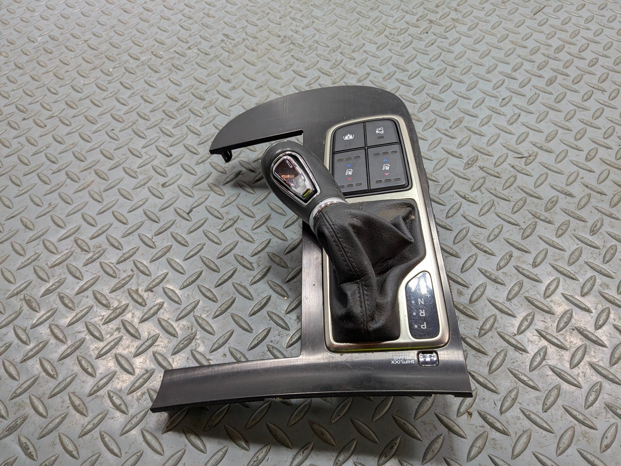 2012 - 2014 HYUNDAI AZERA OEM FLOOR SHIFTER AUTOMATIC TRANSMISSION GEAR SELECTOR