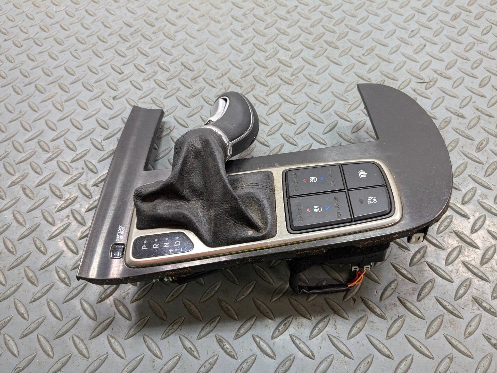 2012 - 2014 HYUNDAI AZERA OEM FLOOR SHIFTER AUTOMATIC TRANSMISSION GEAR SELECTOR