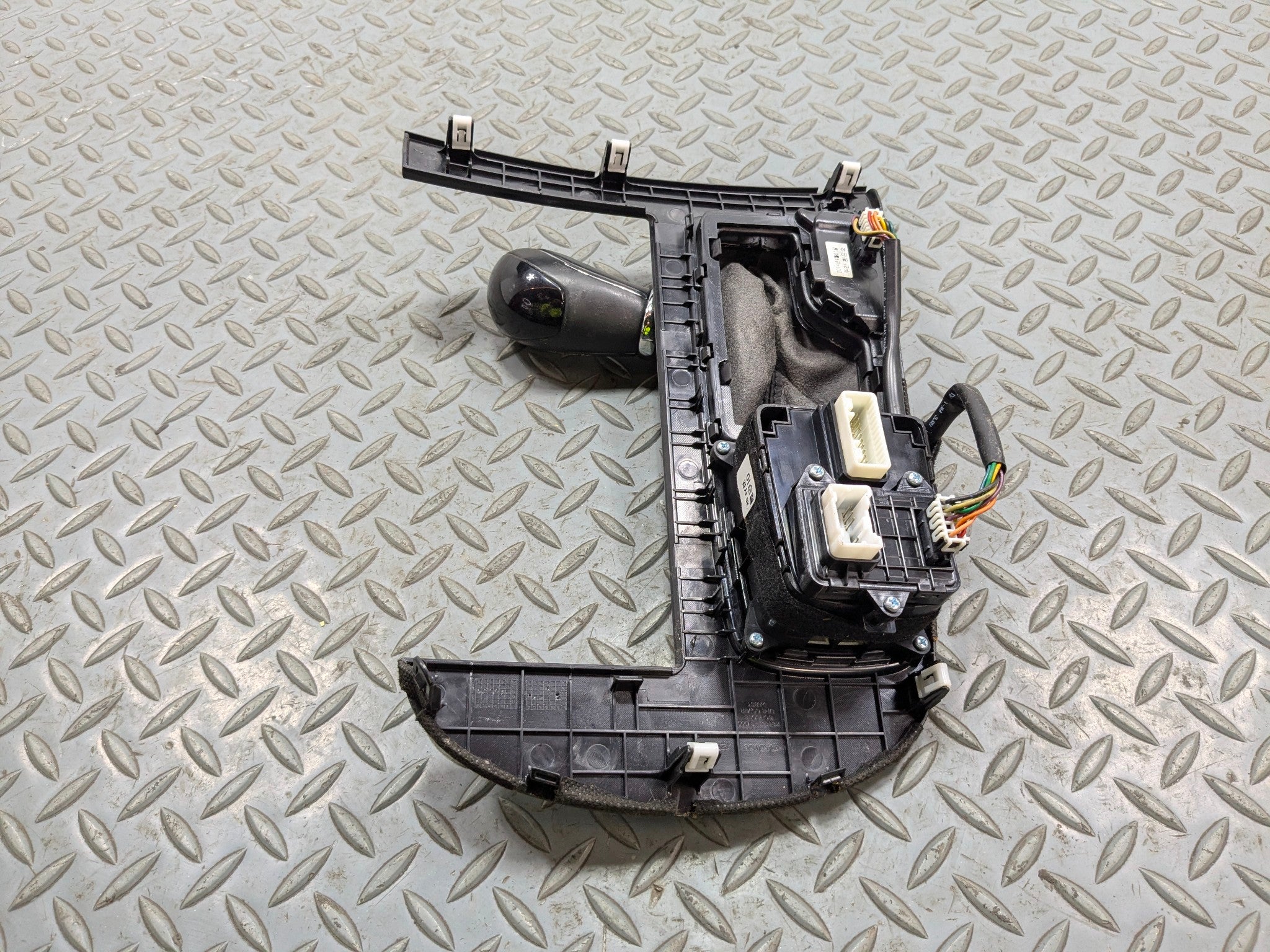 2012 - 2014 HYUNDAI AZERA OEM FLOOR SHIFTER AUTOMATIC TRANSMISSION GEAR SELECTOR