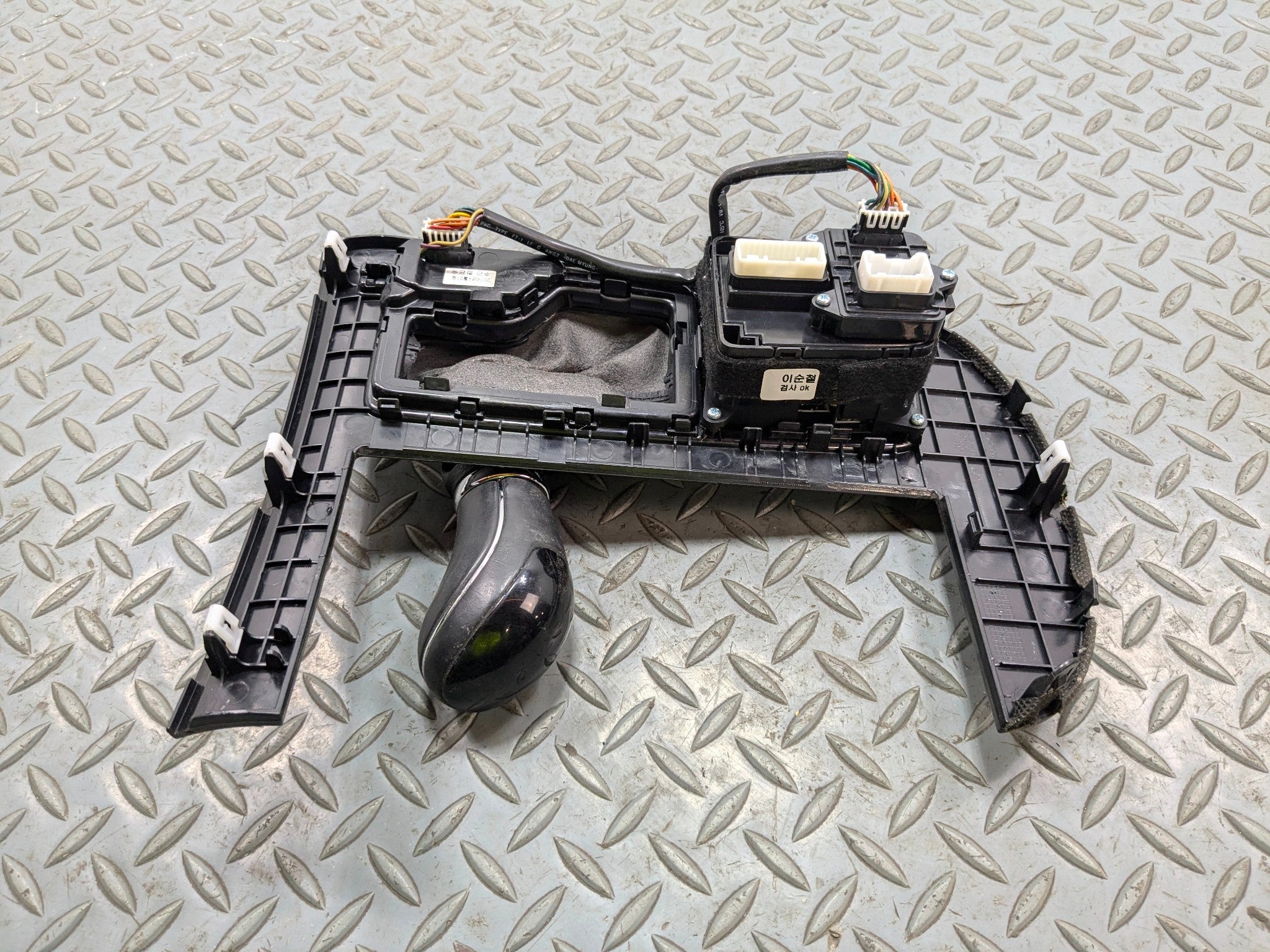 2012 - 2014 HYUNDAI AZERA OEM FLOOR SHIFTER AUTOMATIC TRANSMISSION GEAR SELECTOR
