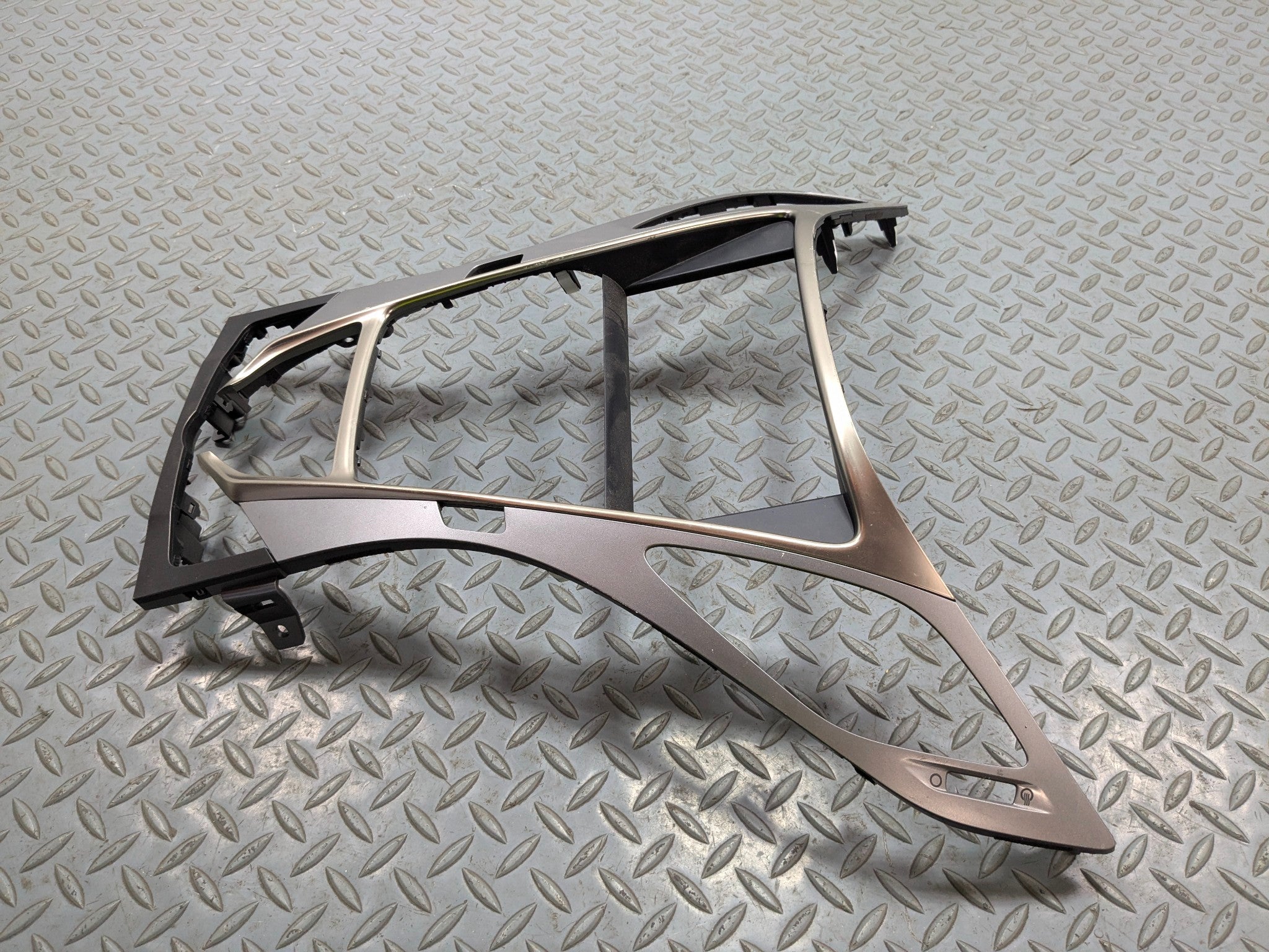 2012 - 2014 HYUNDAI AZERA OEM FRONT RADIO CLIMATE VENT DASH TRIM BEZEL