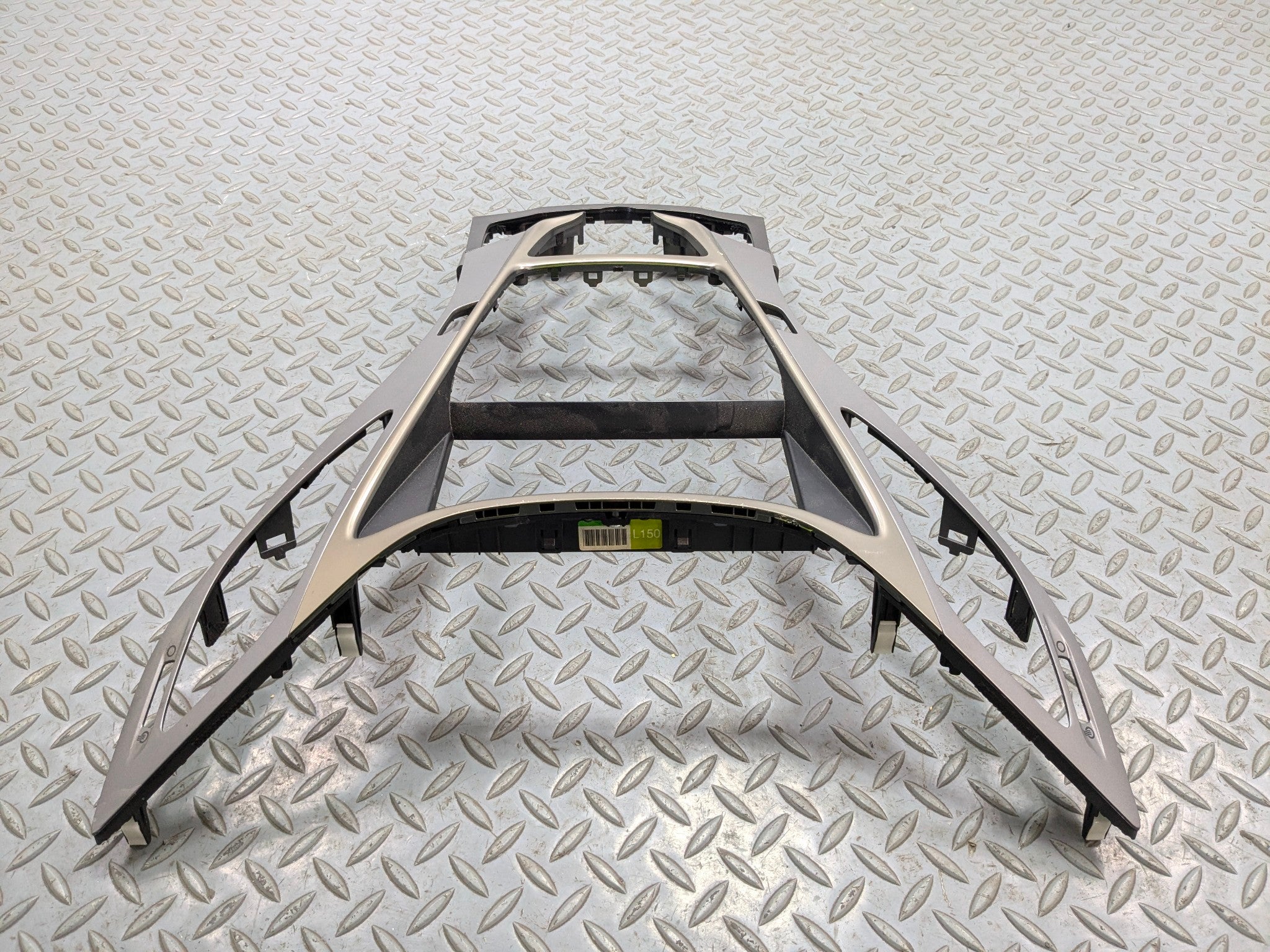 2012 - 2014 HYUNDAI AZERA OEM FRONT RADIO CLIMATE VENT DASH TRIM BEZEL