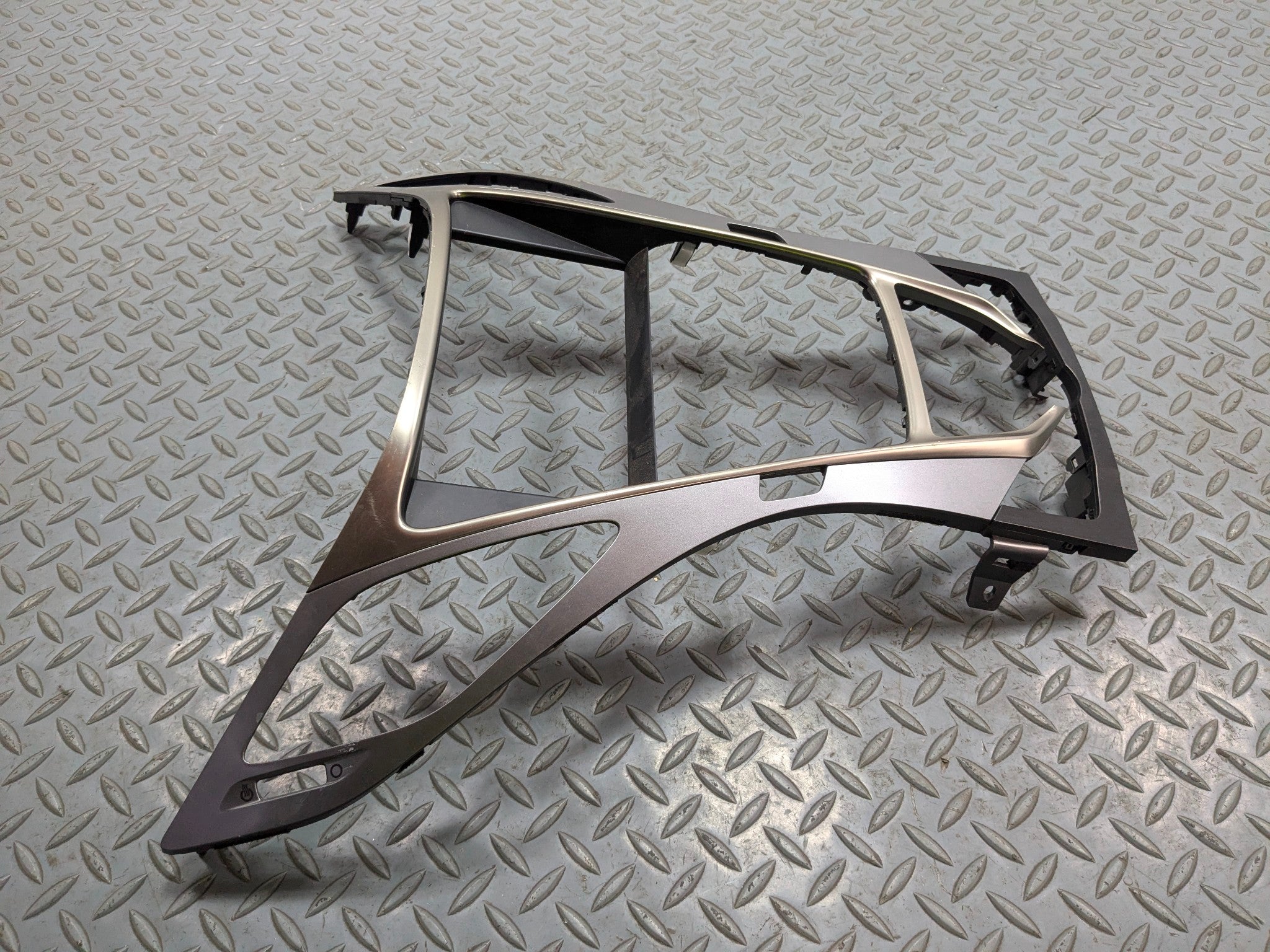 2012 - 2014 HYUNDAI AZERA OEM FRONT RADIO CLIMATE VENT DASH TRIM BEZEL