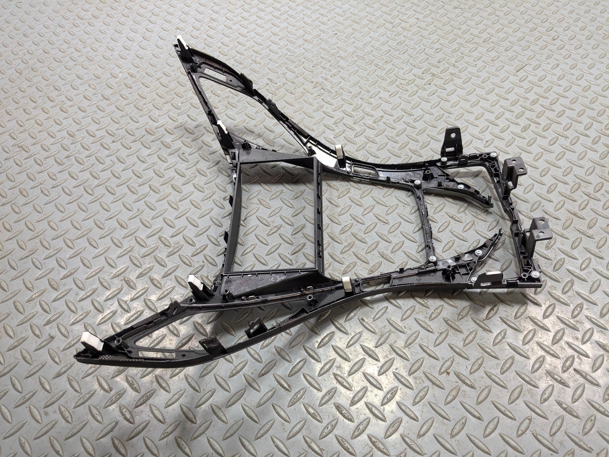 2012 - 2014 HYUNDAI AZERA OEM FRONT RADIO CLIMATE VENT DASH TRIM BEZEL
