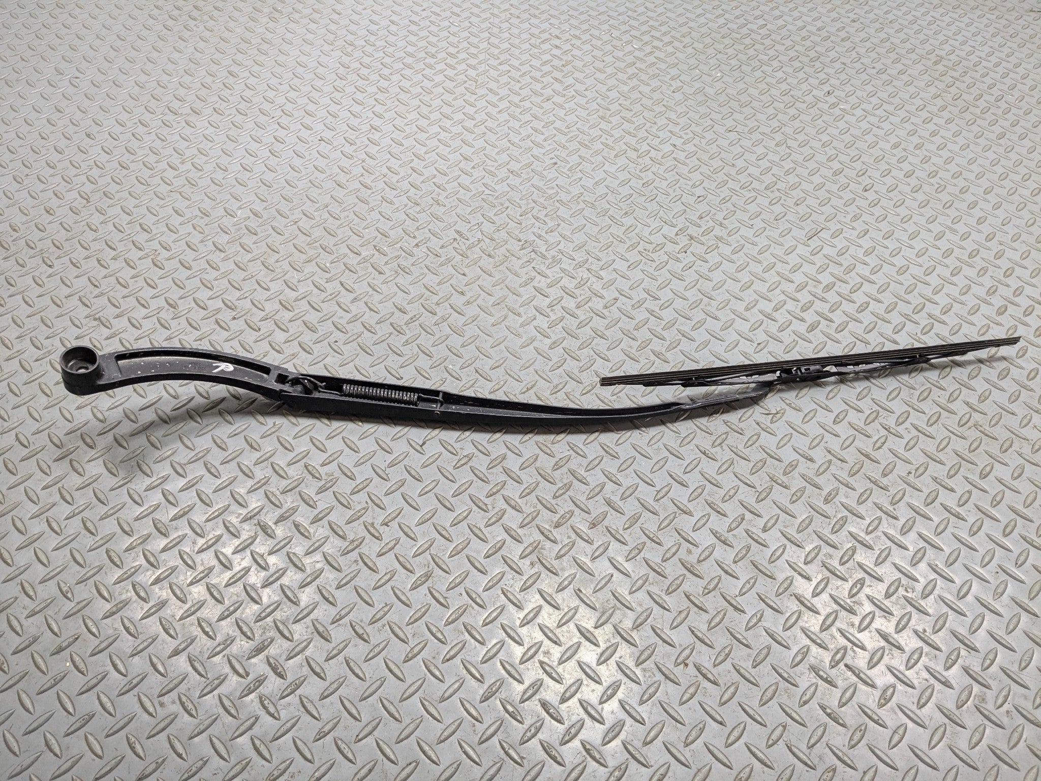 2012 - 2014 HYUNDAI AZERA OEM WINDSHIELD WIPER ARM WITH BLADE FRONT RIGHT SIDE